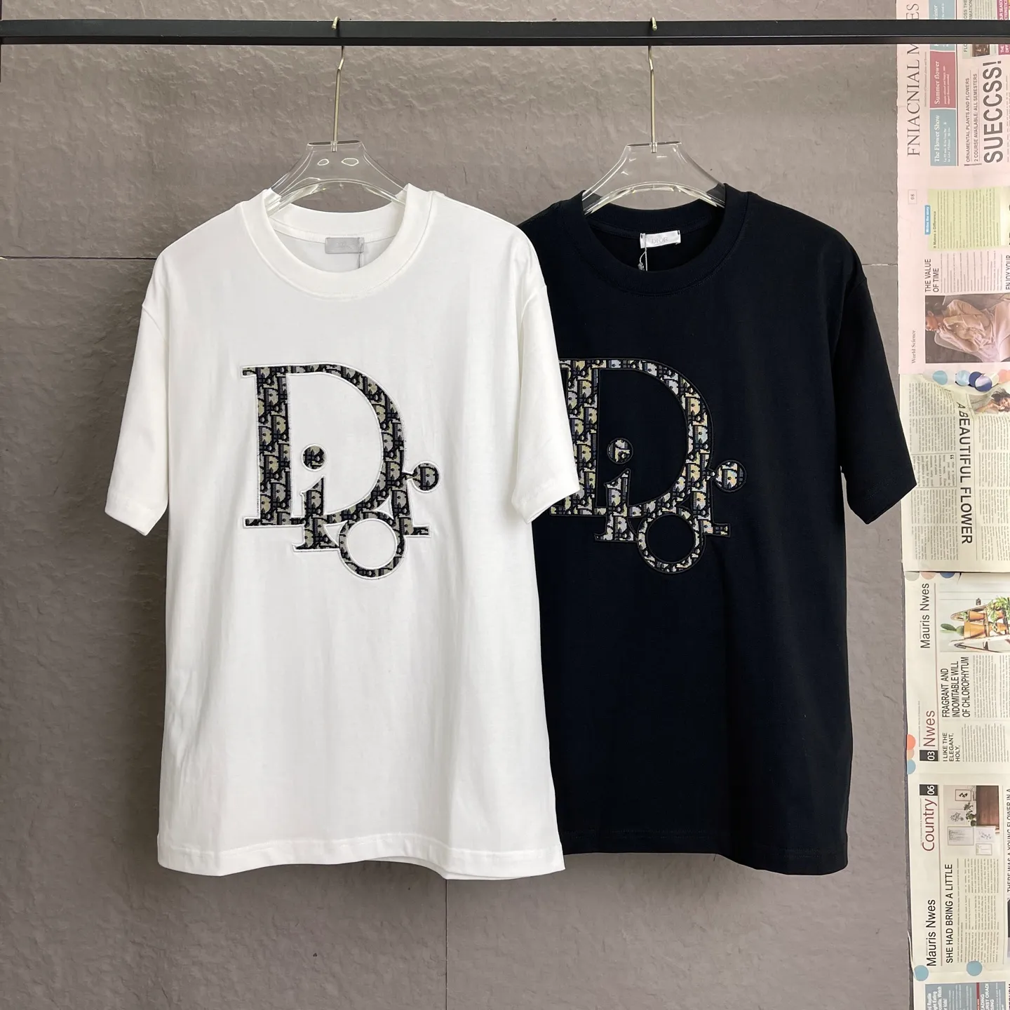 🅿️190 /A89 DIOR Dior fabric upgrade, using 300 full grams of fabric, patch embroidery, suede foam printing on the back panel, high-end craftsmanship, exclusive for new models, same style for men and women, casual loose fit short sleeves, high-end customization, high version, fashionable and versatile, imported fabrics, super soft and delicate feel, skin-friendly and comfortable to wear, high-end boutique High-temperature washing process to ensure that it does not deform or shrink. It is a comfortable and beautiful piece for summer wear! A must-have item for beauty and age reduction! The surface is super fine and smooth, uniform, delicate and soft. It is comfortable to wear and can easily create a cool summer feel. It is easy to hold the upper body and become the focus of the street in minutes. Color: Black and White Size: S-XL