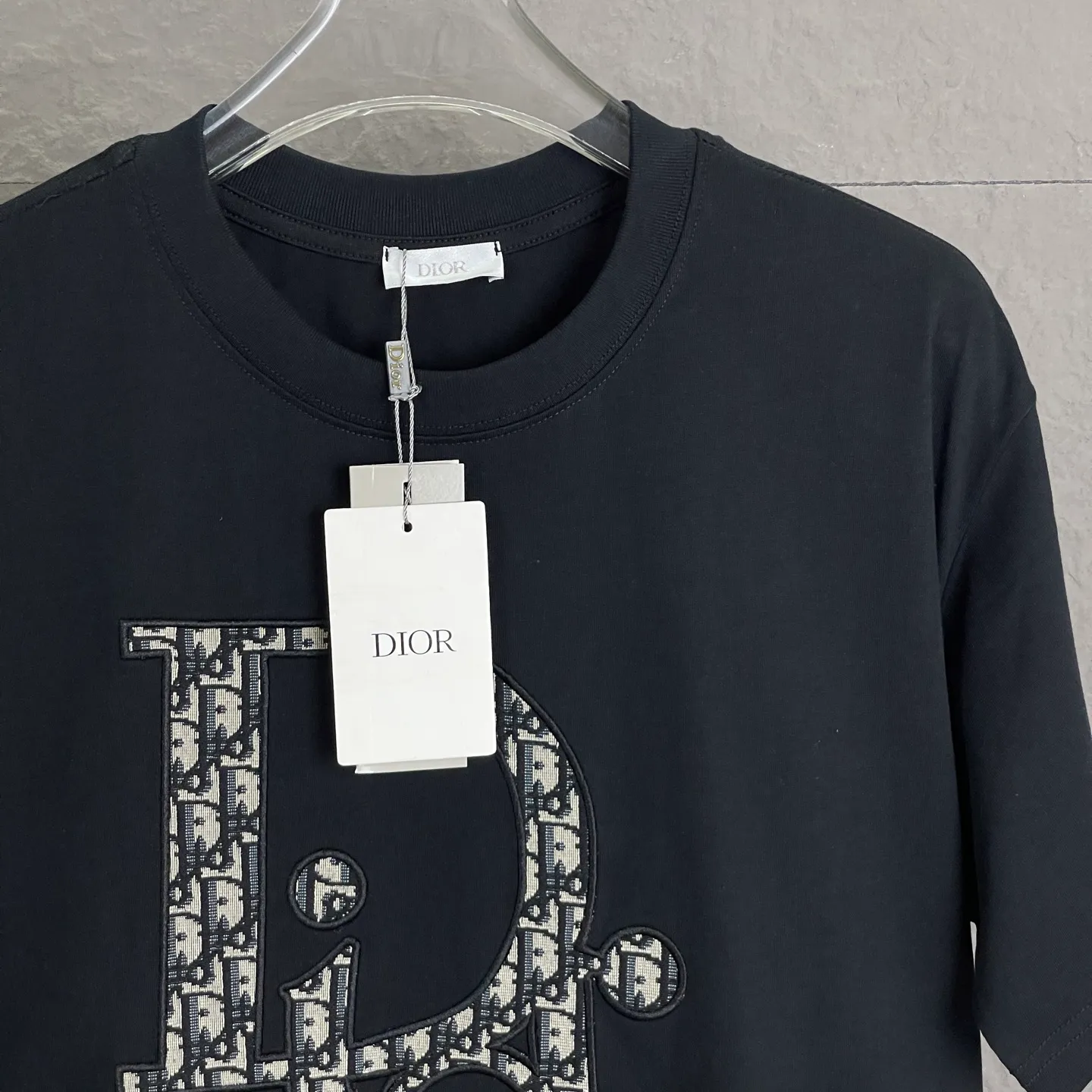 🅿️190 /A89 DIOR Dior fabric upgrade, using 300 full grams of fabric, patch embroidery, suede foam printing on the back panel, high-end craftsmanship, exclusive for new models, same style for men and women, casual loose fit short sleeves, high-end customization, high version, fashionable and versatile, imported fabrics, super soft and delicate feel, skin-friendly and comfortable to wear, high-end boutique High-temperature washing process to ensure that it does not deform or shrink. It is a comfortable and beautiful piece for summer wear! A must-have item for beauty and age reduction! The surface is super fine and smooth, uniform, delicate and soft. It is comfortable to wear and can easily create a cool summer feel. It is easy to hold the upper body and become the focus of the street in minutes. Color: Black and White Size: S-XL