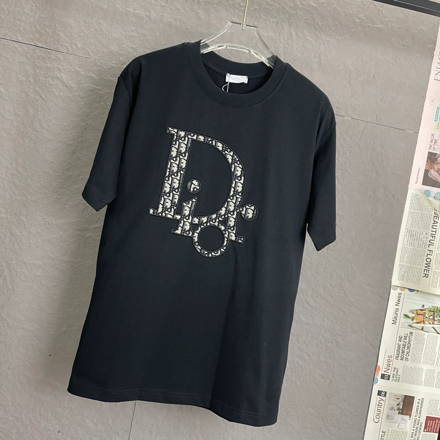 🅿️190 /A89 DIOR Dior fabric upgrade, using 300 full grams of fabric, patch embroidery, suede foam printing on the back panel, high-end craftsmanship, exclusive for new models, same style for men and women, casual loose fit short sleeves, high-end customization, high version, fashionable and versatile, imported fabrics, super soft and delicate feel, skin-friendly and comfortable to wear, high-end boutique High-temperature washing process to ensure that it does not deform or shrink. It is a comfortable and beautiful piece for summer wear! A must-have item for beauty and age reduction! The surface is super fine and smooth, uniform, delicate and soft. It is comfortable to wear and can easily create a cool summer feel. It is easy to hold the upper body and become the focus of the street in minutes. Color: Black and White Size: S-XL