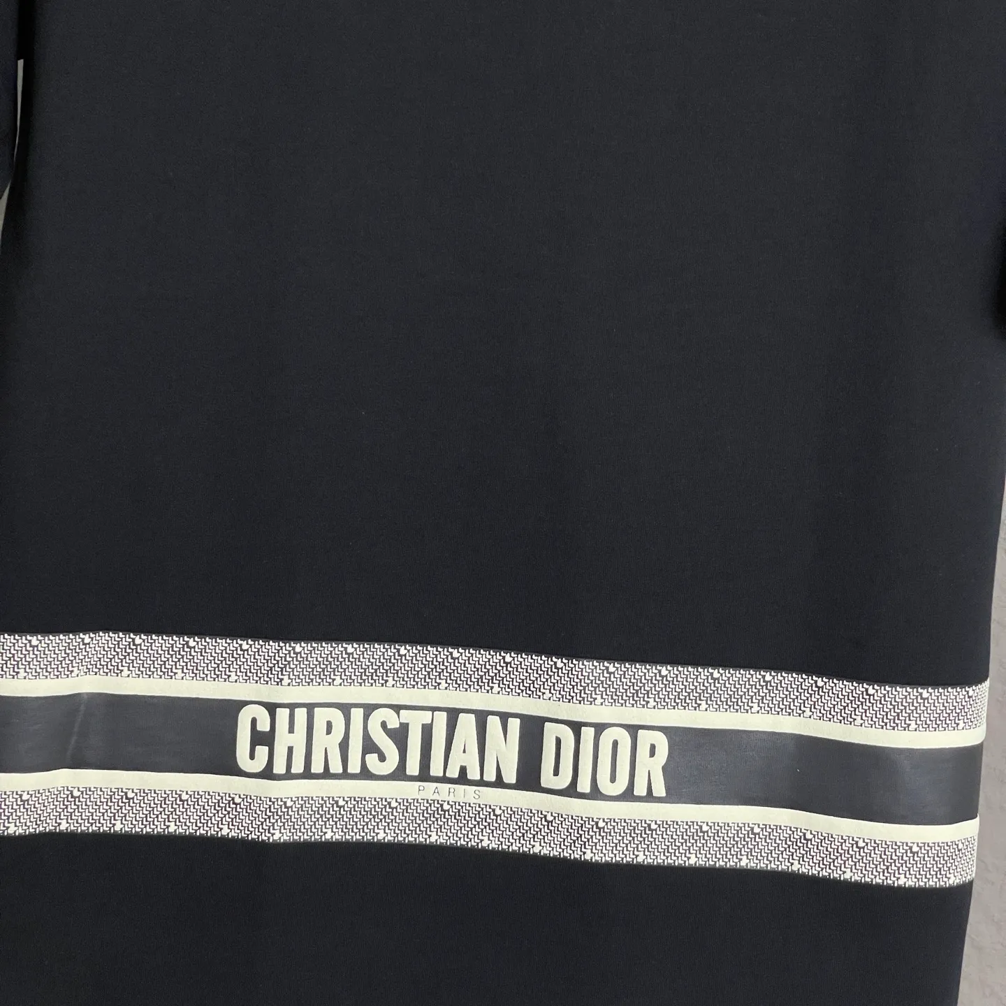 🅿️190 /A89 DIOR Dior fabric upgrade, using 300 full grams of fabric, patch embroidery, suede foam printing on the back panel, high-end craftsmanship, exclusive for new models, same style for men and women, casual loose fit short sleeves, high-end customization, high version, fashionable and versatile, imported fabrics, super soft and delicate feel, skin-friendly and comfortable to wear, high-end boutique High-temperature washing process to ensure that it does not deform or shrink. It is a comfortable and beautiful piece for summer wear! A must-have item for beauty and age reduction! The surface is super fine and smooth, uniform, delicate and soft. It is comfortable to wear and can easily create a cool summer feel. It is easy to hold the upper body and become the focus of the street in minutes. Color: Black and White Size: S-XL