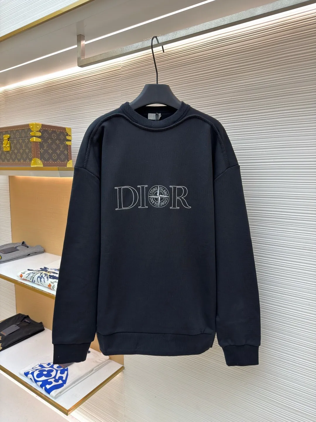 Dior stone co-branded embroidered sweatshirt ●Original version: Purchased and developed for 15500 ●Item number: 1682510-A65 ●Material: terry bottom sweatshirt fabric ●Technology: embroidery production ●Color: black ●Version: fitted version ●Weight: about 750 grams ●Size: XS-S-M-L ●Description: The fabric is made of [32s double-strand large terry bottom sweatshirt cloth] with AB color [custom-dyed bulk fabric thread blue], the bottom is made of [fleece shearing and ironing process], matching [21s double yarn 1*1 cotton rootless thread], the front panel is embroidered with [Tajima embroidery machine imported from Japan] [ The surface of the rayon thread is padded with a film and three-dimensional overlocking embroidery method], the wavy edge of the front panel is made of [special pattern machine], [6 strands of thick cotton thread are picked and stitched], the hem cuff thread is made of [21s combed cotton yarn dyed on the fabric color], [12-cylinder horizontal loom double-thread needle-drawing and single-thread jacquard method]. The overall wiring is straight and delicate, the fabric is comfortable and soft, and the color is consistent without color difference. It can be matched with the same style to create a fashionable look and control various occasions. Customized accessories, complete with three standards, same style for men and women!