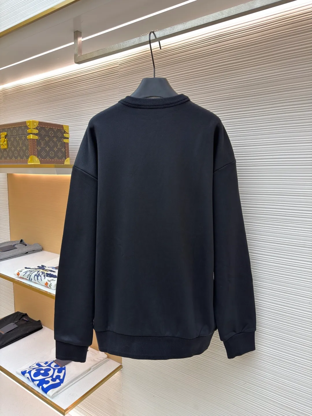 Dior stone co-branded embroidered sweatshirt ●Original version: Purchased and developed for 15500 ●Item number: 1682510-A65 ●Material: terry bottom sweatshirt fabric ●Technology: embroidery production ●Color: black ●Version: fitted version ●Weight: about 750 grams ●Size: XS-S-M-L ●Description: The fabric is made of [32s double-strand large terry bottom sweatshirt cloth] with AB color [custom-dyed bulk fabric thread blue], the bottom is made of [fleece shearing and ironing process], matching [21s double yarn 1*1 cotton rootless thread], the front panel is embroidered with [Tajima embroidery machine imported from Japan] [ The surface of the rayon thread is padded with a film and three-dimensional overlocking embroidery method], the wavy edge of the front panel is made of [special pattern machine], [6 strands of thick cotton thread are picked and stitched], the hem cuff thread is made of [21s combed cotton yarn dyed on the fabric color], [12-cylinder horizontal loom double-thread needle-drawing and single-thread jacquard method]. The overall wiring is straight and delicate, the fabric is comfortable and soft, and the color is consistent without color difference. It can be matched with the same style to create a fashionable look and control various occasions. Customized accessories, complete with three standards, same style for men and women!