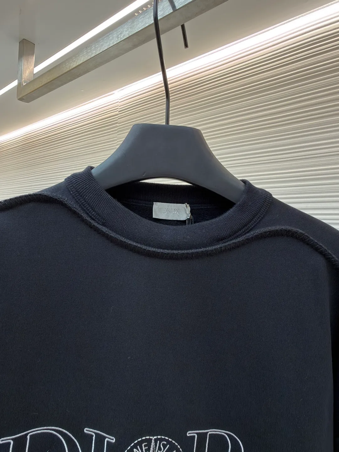 Dior stone co-branded embroidered sweatshirt ●Original version: Purchased and developed for 15500 ●Item number: 1682510-A65 ●Material: terry bottom sweatshirt fabric ●Technology: embroidery production ●Color: black ●Version: fitted version ●Weight: about 750 grams ●Size: XS-S-M-L ●Description: The fabric is made of [32s double-strand large terry bottom sweatshirt cloth] with AB color [custom-dyed bulk fabric thread blue], the bottom is made of [fleece shearing and ironing process], matching [21s double yarn 1*1 cotton rootless thread], the front panel is embroidered with [Tajima embroidery machine imported from Japan] [ The surface of the rayon thread is padded with a film and three-dimensional overlocking embroidery method], the wavy edge of the front panel is made of [special pattern machine], [6 strands of thick cotton thread are picked and stitched], the hem cuff thread is made of [21s combed cotton yarn dyed on the fabric color], [12-cylinder horizontal loom double-thread needle-drawing and single-thread jacquard method]. The overall wiring is straight and delicate, the fabric is comfortable and soft, and the color is consistent without color difference. It can be matched with the same style to create a fashionable look and control various occasions. Customized accessories, complete with three standards, same style for men and women!
