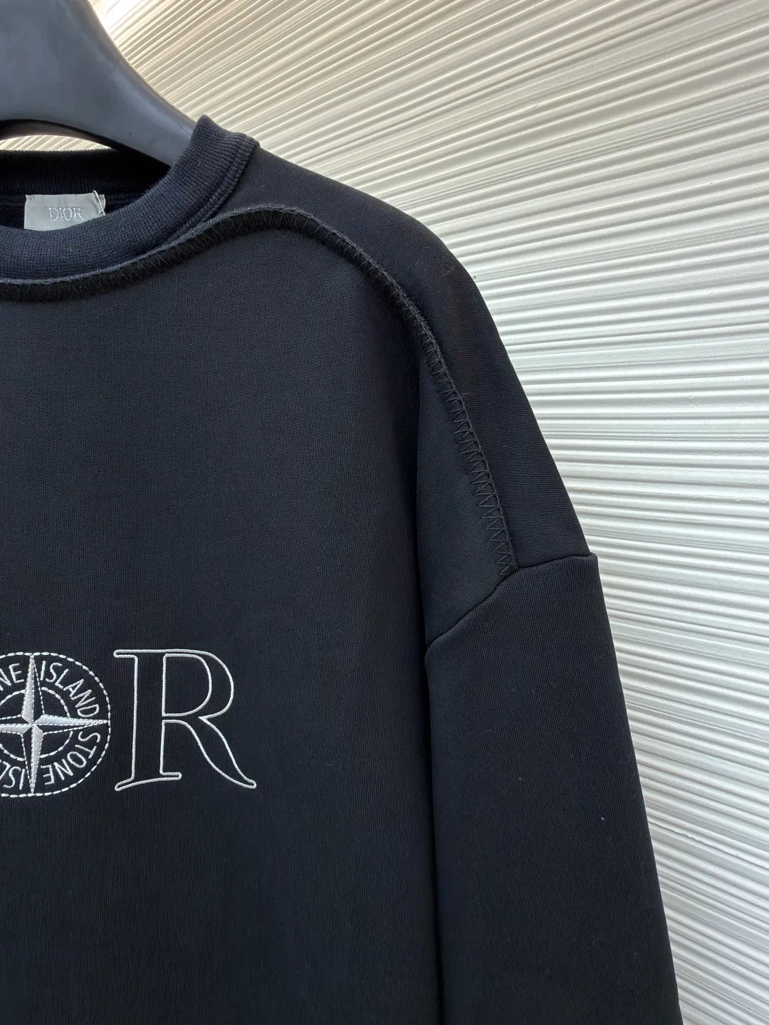 Dior stone co-branded embroidered sweatshirt ●Original version: Purchased and developed for 15500 ●Item number: 1682510-A65 ●Material: terry bottom sweatshirt fabric ●Technology: embroidery production ●Color: black ●Version: fitted version ●Weight: about 750 grams ●Size: XS-S-M-L ●Description: The fabric is made of [32s double-strand large terry bottom sweatshirt cloth] with AB color [custom-dyed bulk fabric thread blue], the bottom is made of [fleece shearing and ironing process], matching [21s double yarn 1*1 cotton rootless thread], the front panel is embroidered with [Tajima embroidery machine imported from Japan] [ The surface of the rayon thread is padded with a film and three-dimensional overlocking embroidery method], the wavy edge of the front panel is made of [special pattern machine], [6 strands of thick cotton thread are picked and stitched], the hem cuff thread is made of [21s combed cotton yarn dyed on the fabric color], [12-cylinder horizontal loom double-thread needle-drawing and single-thread jacquard method]. The overall wiring is straight and delicate, the fabric is comfortable and soft, and the color is consistent without color difference. It can be matched with the same style to create a fashionable look and control various occasions. Customized accessories, complete with three standards, same style for men and women!
