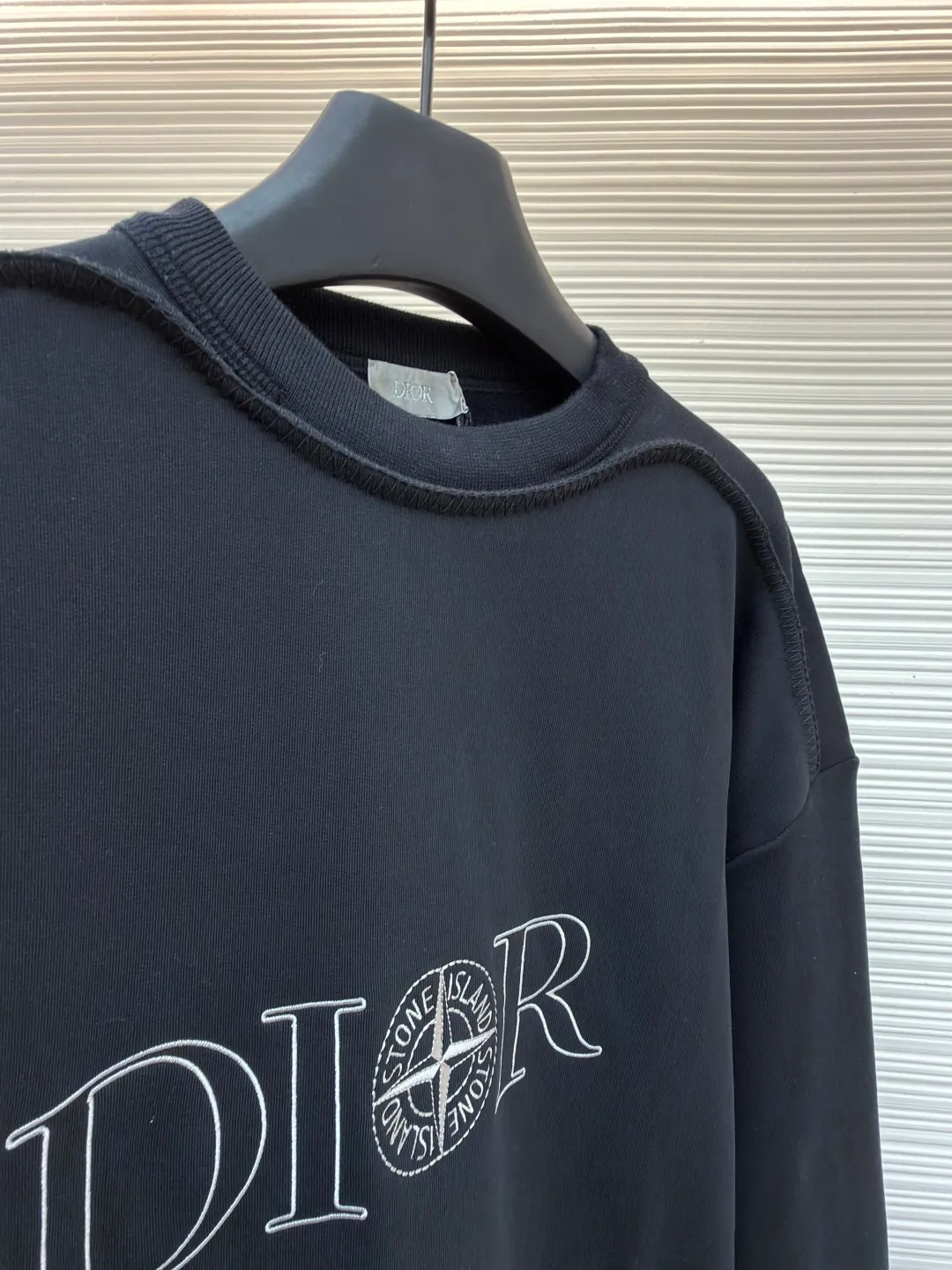 Dior stone co-branded embroidered sweatshirt ●Original version: Purchased and developed for 15500 ●Item number: 1682510-A65 ●Material: terry bottom sweatshirt fabric ●Technology: embroidery production ●Color: black ●Version: fitted version ●Weight: about 750 grams ●Size: XS-S-M-L ●Description: The fabric is made of [32s double-strand large terry bottom sweatshirt cloth] with AB color [custom-dyed bulk fabric thread blue], the bottom is made of [fleece shearing and ironing process], matching [21s double yarn 1*1 cotton rootless thread], the front panel is embroidered with [Tajima embroidery machine imported from Japan] [ The surface of the rayon thread is padded with a film and three-dimensional overlocking embroidery method], the wavy edge of the front panel is made of [special pattern machine], [6 strands of thick cotton thread are picked and stitched], the hem cuff thread is made of [21s combed cotton yarn dyed on the fabric color], [12-cylinder horizontal loom double-thread needle-drawing and single-thread jacquard method]. The overall wiring is straight and delicate, the fabric is comfortable and soft, and the color is consistent without color difference. It can be matched with the same style to create a fashionable look and control various occasions. Customized accessories, complete with three standards, same style for men and women!