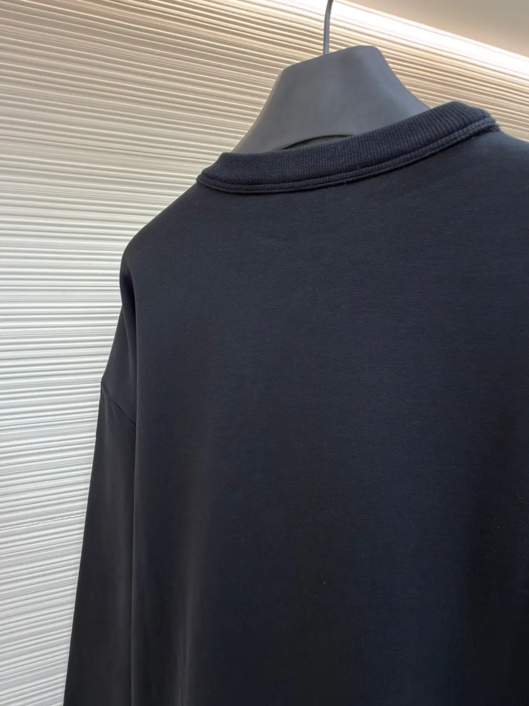 Dior stone co-branded embroidered sweatshirt ●Original version: Purchased and developed for 15500 ●Item number: 1682510-A65 ●Material: terry bottom sweatshirt fabric ●Technology: embroidery production ●Color: black ●Version: fitted version ●Weight: about 750 grams ●Size: XS-S-M-L ●Description: The fabric is made of [32s double-strand large terry bottom sweatshirt cloth] with AB color [custom-dyed bulk fabric thread blue], the bottom is made of [fleece shearing and ironing process], matching [21s double yarn 1*1 cotton rootless thread], the front panel is embroidered with [Tajima embroidery machine imported from Japan] [ The surface of the rayon thread is padded with a film and three-dimensional overlocking embroidery method], the wavy edge of the front panel is made of [special pattern machine], [6 strands of thick cotton thread are picked and stitched], the hem cuff thread is made of [21s combed cotton yarn dyed on the fabric color], [12-cylinder horizontal loom double-thread needle-drawing and single-thread jacquard method]. The overall wiring is straight and delicate, the fabric is comfortable and soft, and the color is consistent without color difference. It can be matched with the same style to create a fashionable look and control various occasions. Customized accessories, complete with three standards, same style for men and women!