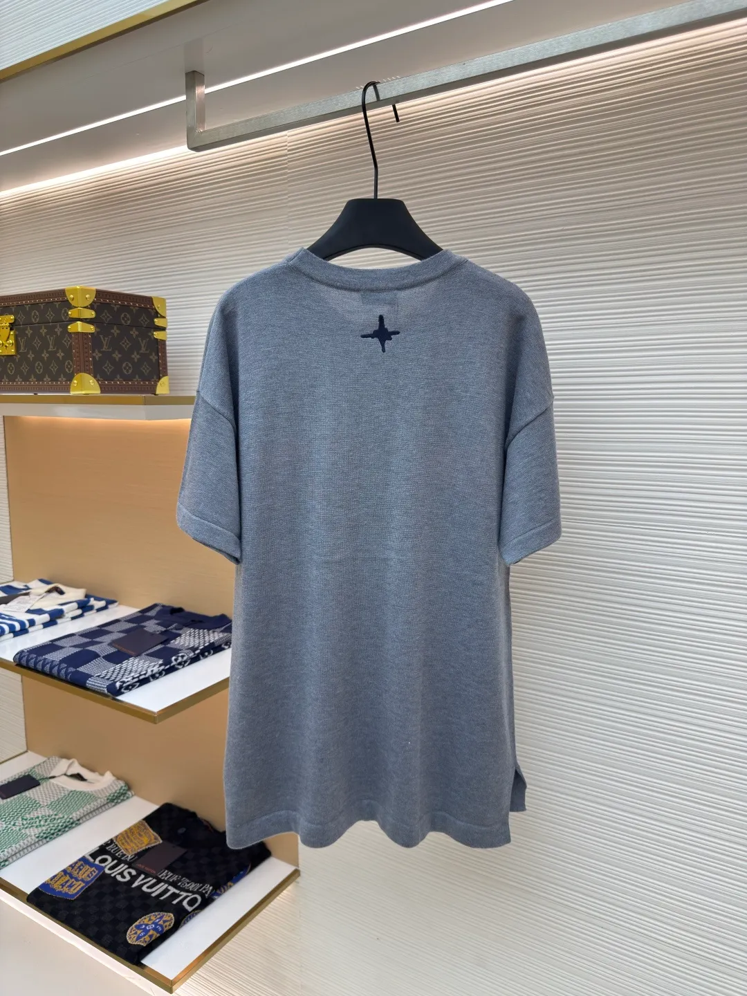 DIOR joint Hamilton knitted short-sleeve ●Authentic product: purchased and developed by 14767 ●Item number: 1680109-A75 ●Fabric: wool fabric ●Technology: knitted ●Version: fitted version ●Weight: about 345 grams ●Size: XS-S-M-L ●Description: It is made of 100% sheep wool fabric, which is soft and warm, skin-friendly and textured. It has just the right balance of comfort and high-end. The thickness of the fabric is moderate, and it will not be stuffy when worn in summer! The chest is decorated with a sunflower pattern, which is perfectly integrated with the fabric and has no sense of obtrusion at all! The overall routing is straight and delicate, the fabric is comfortable and soft, and the color is consistent without color difference. It can be matched with the same style to create a fashionable look and control various occasions. Customized accessories, complete with three standards, the same style for men and women!