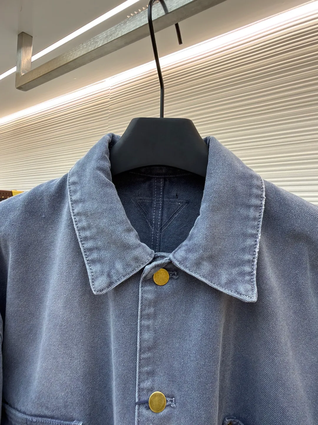 Prada distressed ice blue four-pocket work jacket ●Original version: purchased and developed by 15761 ●Item number: 1681562-B20 ●Fabric: cotton canvas fabric ●Technology: made with distressed wash ●Color: ice blue ●Version: fitted version ●Weight: about 1185 grams ●Size: S-M-L ●Description: Made of high-weight cotton canvas, specially tanned and pre-shrunk to ensure a stiff silhouette while improving durability. It adopts multi-stage artificial wear technology, including sandpaper polishing, enzyme washing and fading, and edge tearing treatment to form a natural fading gradient in stress areas such as collars, cuffs, and hems, simulating the retro traces of long-term wear.  A matte resin coating is applied to the surface, which not only retains the rough texture of the canvas, but also enhances windproof and anti-fouling properties, embodying Prada's "functional luxury" concept. The main stitching uses luxury-grade 20/3-strand high-twist thread, while the decorative topstitching is replaced with 0.1mm ultra-fine polyester thread, creating a visual contrast between fragility and solidity.  Customized distressed matte hardware accessories, with the PRADA dark pattern logo engraved on the bottom, implementing the "unfinished" design philosophy. This jacket is essentially a sophisticated game of materials - deconstructing workwear prototypes with the precision engineering of high fashion, and reconstructing the value narrative with anti-luxury old-fashioned techniques, fully presenting the concept of "Imperfect Sublime" proposed by Miuccia Prada. The overall wiring is straight and delicate, the fabric is comfortable and soft, and the color is consistent without color difference. It can be matched with the same style to create a fashionable look and control various occasions. Customized accessories, complete with three standards, same style for men and women!