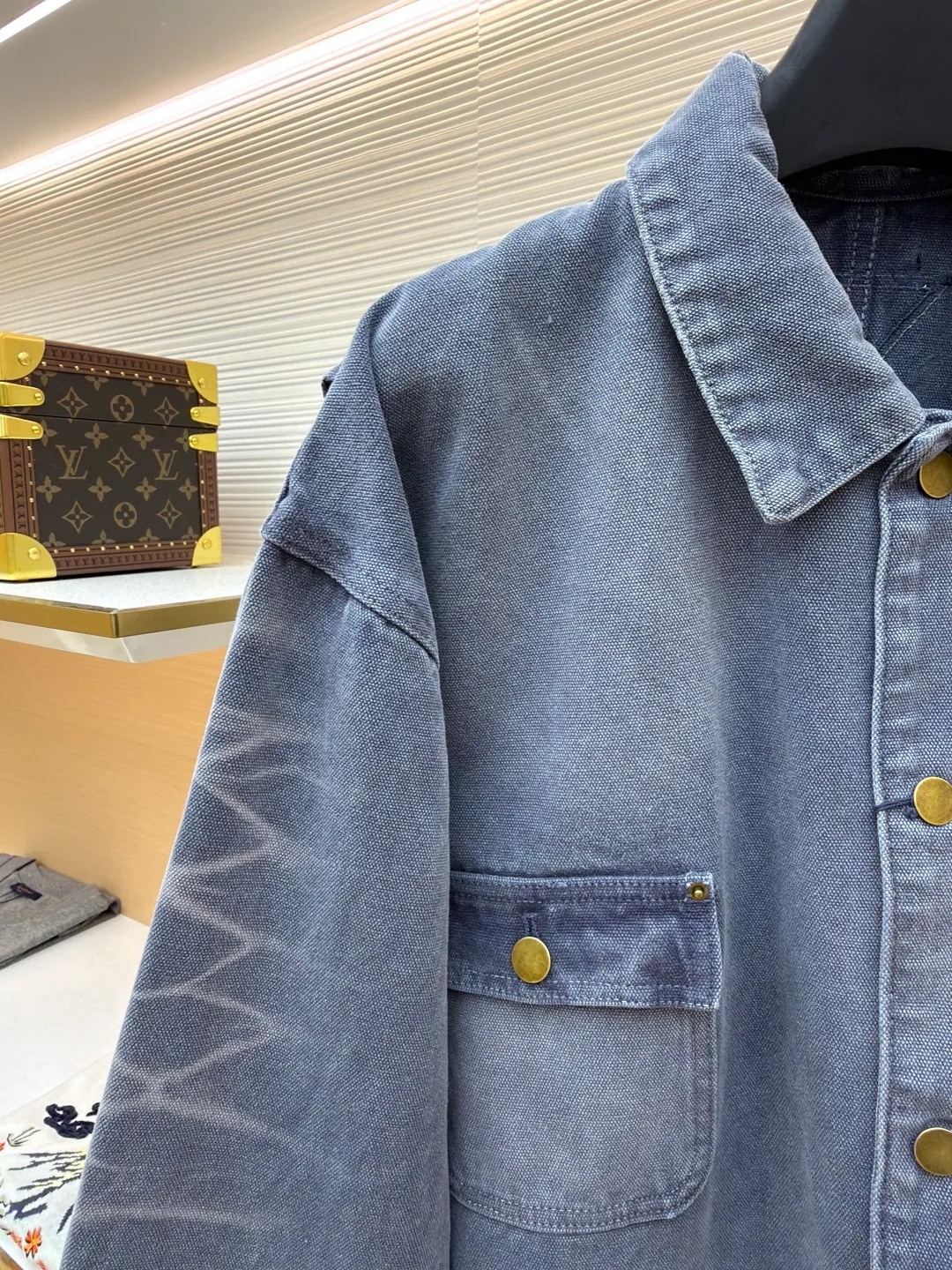 Prada distressed ice blue four-pocket work jacket ●Original version: purchased and developed by 15761 ●Item number: 1681562-B20 ●Fabric: cotton canvas fabric ●Technology: made with distressed wash ●Color: ice blue ●Version: fitted version ●Weight: about 1185 grams ●Size: S-M-L ●Description: Made of high-weight cotton canvas, specially tanned and pre-shrunk to ensure a stiff silhouette while improving durability. It adopts multi-stage artificial wear technology, including sandpaper polishing, enzyme washing and fading, and edge tearing treatment to form a natural fading gradient in stress areas such as collars, cuffs, and hems, simulating the retro traces of long-term wear.  A matte resin coating is applied to the surface, which not only retains the rough texture of the canvas, but also enhances windproof and anti-fouling properties, embodying Prada's "functional luxury" concept. The main stitching uses luxury-grade 20/3-strand high-twist thread, while the decorative topstitching is replaced with 0.1mm ultra-fine polyester thread, creating a visual contrast between fragility and solidity.  Customized distressed matte hardware accessories, with the PRADA dark pattern logo engraved on the bottom, implementing the "unfinished" design philosophy. This jacket is essentially a sophisticated game of materials - deconstructing workwear prototypes with the precision engineering of high fashion, and reconstructing the value narrative with anti-luxury old-fashioned techniques, fully presenting the concept of "Imperfect Sublime" proposed by Miuccia Prada. The overall wiring is straight and delicate, the fabric is comfortable and soft, and the color is consistent without color difference. It can be matched with the same style to create a fashionable look and control various occasions. Customized accessories, complete with three standards, same style for men and women!