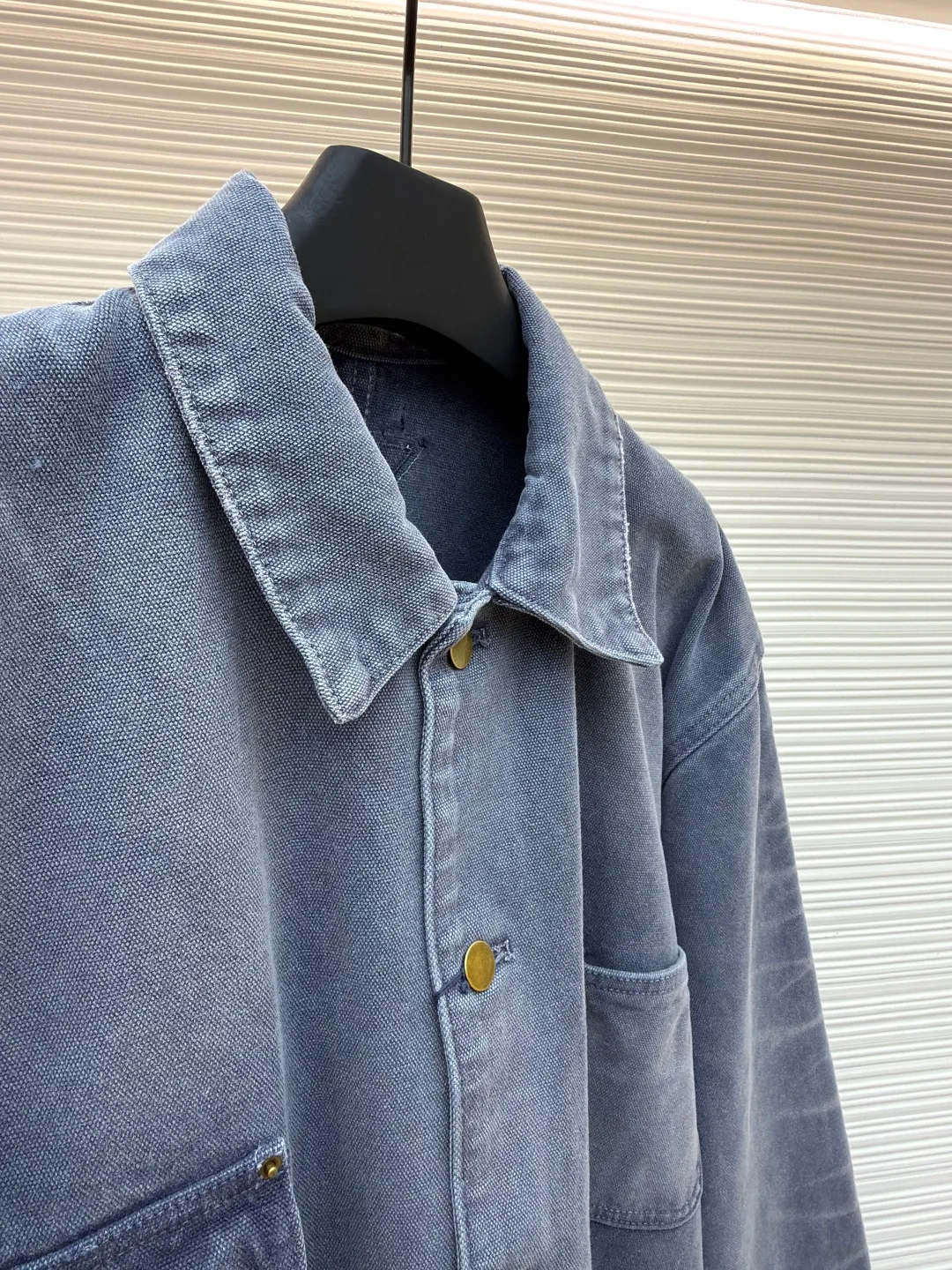 Prada distressed ice blue four-pocket work jacket ●Original version: purchased and developed by 15761 ●Item number: 1681562-B20 ●Fabric: cotton canvas fabric ●Technology: made with distressed wash ●Color: ice blue ●Version: fitted version ●Weight: about 1185 grams ●Size: S-M-L ●Description: Made of high-weight cotton canvas, specially tanned and pre-shrunk to ensure a stiff silhouette while improving durability. It adopts multi-stage artificial wear technology, including sandpaper polishing, enzyme washing and fading, and edge tearing treatment to form a natural fading gradient in stress areas such as collars, cuffs, and hems, simulating the retro traces of long-term wear.  A matte resin coating is applied to the surface, which not only retains the rough texture of the canvas, but also enhances windproof and anti-fouling properties, embodying Prada's "functional luxury" concept. The main stitching uses luxury-grade 20/3-strand high-twist thread, while the decorative topstitching is replaced with 0.1mm ultra-fine polyester thread, creating a visual contrast between fragility and solidity.  Customized distressed matte hardware accessories, with the PRADA dark pattern logo engraved on the bottom, implementing the "unfinished" design philosophy. This jacket is essentially a sophisticated game of materials - deconstructing workwear prototypes with the precision engineering of high fashion, and reconstructing the value narrative with anti-luxury old-fashioned techniques, fully presenting the concept of "Imperfect Sublime" proposed by Miuccia Prada. The overall wiring is straight and delicate, the fabric is comfortable and soft, and the color is consistent without color difference. It can be matched with the same style to create a fashionable look and control various occasions. Customized accessories, complete with three standards, same style for men and women!