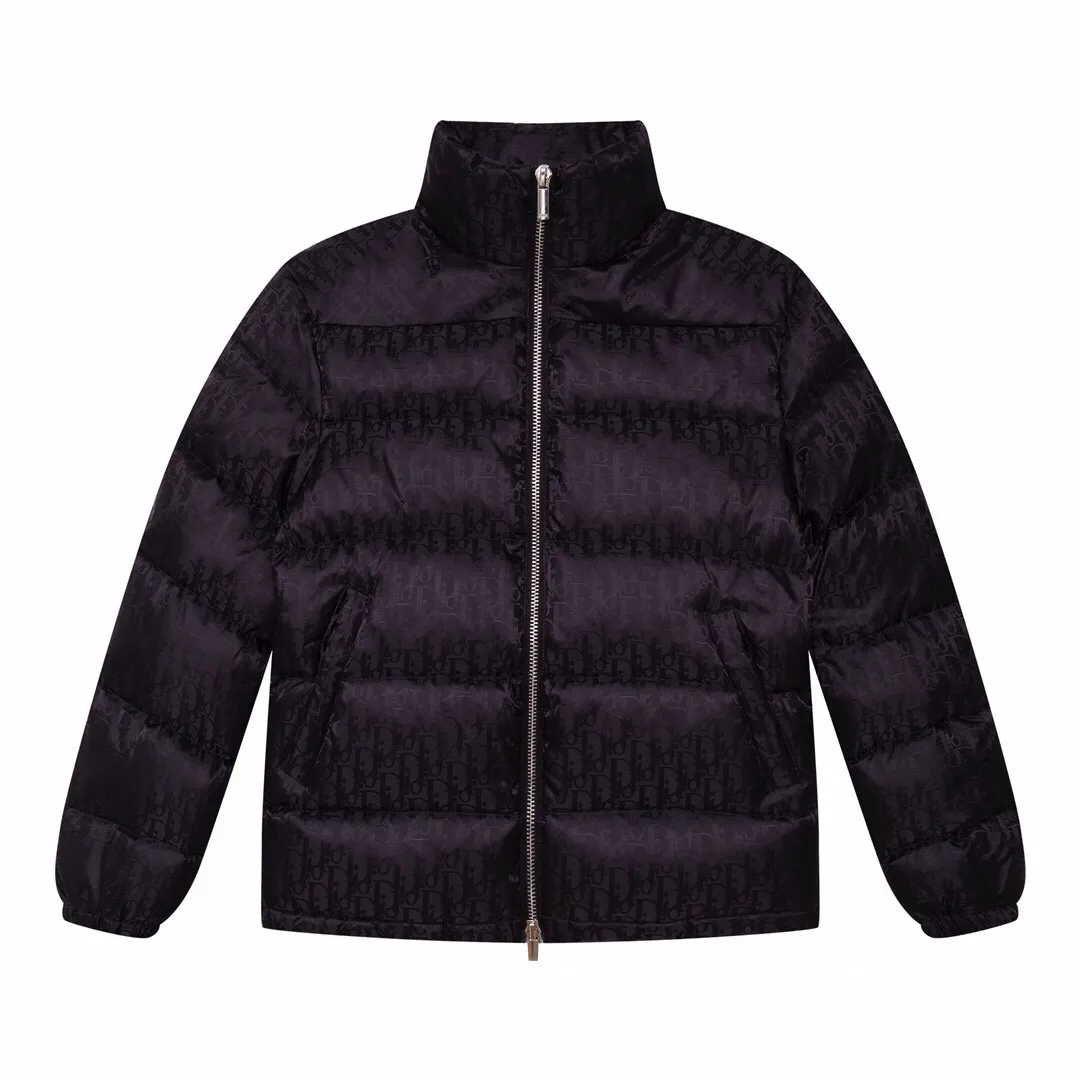 🅿️480 Style No.: Y02 Dior & Dior 2023 Autumn and Winter New 🆕Couple Down Jacket Original 1:1 customized hardware accessories are all imported and original customization Welcome to compare at the counter Absolutely high quality Use top 90 white duck down Super soft Filled with fluffy and plump Super heavy workmanship of the fabric 👍 Perfect version Note ⚠ The fabric is super comfortable Men and women (first time making a down jacket this year) The running price is very cost-effective and breaks the ceiling) [Top-grade fabric + features: ✅Down content is 90 down, weight is about 220-260g ✅The whole body is fully printed with LOGO ✅Introducing a sense of fashion and luxury to achieve dual standards of warmth and style ✅Needs to be customized individually, very thick, with a three-dimensional and full feeling from 360 degrees! ✅The down jacket uses a double-layer anti-down liner design! Super windproof performance ✅Hardware 1:1 fully customized ZP craftsmanship: spot heavy goods! The highest version is produced by the same celebrity couple and must be good. This down jacket uses a double-layer anti-velvet liner design! It has super windproof performance and will be very warm when worn in winter! It is filled with white duck down and has high fluffiness, so it can be worn even at temperatures below minus ten degrees❗ Color: Black Size: M–XXL