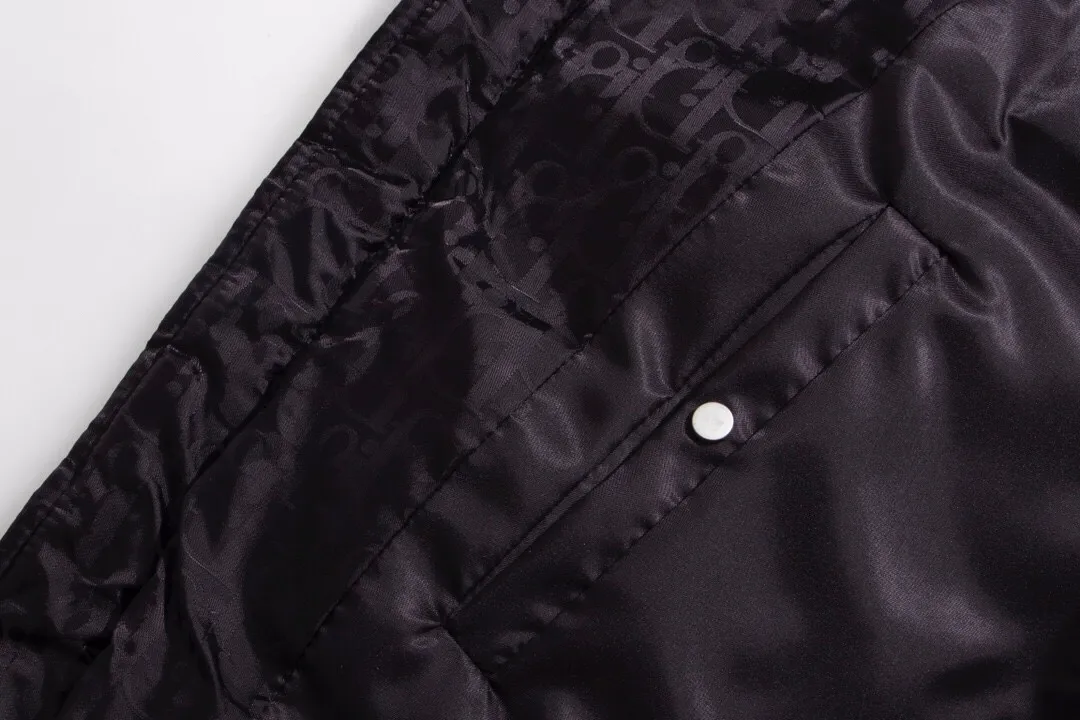 🅿️480 Style No.: Y02 Dior & Dior 2023 Autumn and Winter New 🆕Couple Down Jacket Original 1:1 customized hardware accessories are all imported and original customization Welcome to compare at the counter Absolutely high quality Use top 90 white duck down Super soft Filled with fluffy and plump Super heavy workmanship of the fabric 👍 Perfect version Note ⚠ The fabric is super comfortable Men and women (first time making a down jacket this year) The running price is very cost-effective and breaks the ceiling) [Top-grade fabric + features: ✅Down content is 90 down, weight is about 220-260g ✅The whole body is fully printed with LOGO ✅Introducing a sense of fashion and luxury to achieve dual standards of warmth and style ✅Needs to be customized individually, very thick, with a three-dimensional and full feeling from 360 degrees! ✅The down jacket uses a double-layer anti-down liner design! Super windproof performance ✅Hardware 1:1 fully customized ZP craftsmanship: spot heavy goods! The highest version is produced by the same celebrity couple and must be good. This down jacket uses a double-layer anti-velvet liner design! It has super windproof performance and will be very warm when worn in winter! It is filled with white duck down and has high fluffiness, so it can be worn even at temperatures below minus ten degrees❗ Color: Black Size: M–XXL