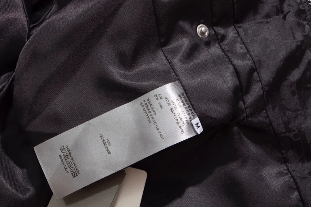 🅿️480 Style No.: Y02 Dior & Dior 2023 Autumn and Winter New 🆕Couple Down Jacket Original 1:1 customized hardware accessories are all imported and original customization Welcome to compare at the counter Absolutely high quality Use top 90 white duck down Super soft Filled with fluffy and plump Super heavy workmanship of the fabric 👍 Perfect version Note ⚠ The fabric is super comfortable Men and women (first time making a down jacket this year) The running price is very cost-effective and breaks the ceiling) [Top-grade fabric + features: ✅Down content is 90 down, weight is about 220-260g ✅The whole body is fully printed with LOGO ✅Introducing a sense of fashion and luxury to achieve dual standards of warmth and style ✅Needs to be customized individually, very thick, with a three-dimensional and full feeling from 360 degrees! ✅The down jacket uses a double-layer anti-down liner design! Super windproof performance ✅Hardware 1:1 fully customized ZP craftsmanship: spot heavy goods! The highest version is produced by the same celebrity couple and must be good. This down jacket uses a double-layer anti-velvet liner design! It has super windproof performance and will be very warm when worn in winter! It is filled with white duck down and has high fluffiness, so it can be worn even at temperatures below minus ten degrees❗ Color: Black Size: M–XXL