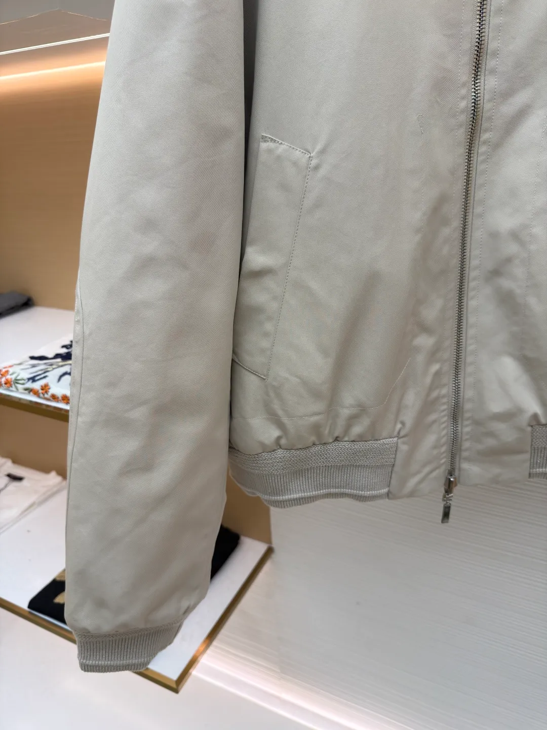 Dior Tenge quilted double-sided jacket ●Original version: purchased and developed by 33979 ●Item number: 1681686-D15 ●Fabric: cotton fabric ●Technology: embroidery production ●Color: khaki ●Version: fitted version ●Weight: about 965 grams ●Size: 44-46-48-50 ●Description: This jacket uses double-layer quilting technology. The outer layer is lined with precise diamond-shaped plaid, and the inner layer is quilted with straight lines to form a unique visual hierarchy. The whole bag is made of high-density nylon fabric and has been specially treated to be water-repellent, making it both lightweight and windproof. The collar, cuffs and hem are all designed with elastic ribs, which not only ensures wearing comfort, but also effectively locks in temperature. The center zipper uses a custom metal slider, which is smooth and durable, and the edges of the zipper are precision hemmed to prevent wear and tear. The body is cut to fit the curves of the human body, and the proportions of shoulders and sleeves have been repeatedly adjusted to ensure free movement. The interior is filled with lightweight polyester fiber to ensure warmth while avoiding bloat. All sutures are made of high-strength polyester threads, which have been tested many times to ensure they won’t open during long-term wear. The overall craftsmanship reflects the perfect combination of functionality and fashion, making it suitable for a variety of occasions. The overall wiring is straight and delicate, the fabric is comfortable and soft, and the color is consistent without color difference. It can be matched with the same style to create a fashionable look and control various occasions. Customized accessories, complete with three standards, same style for men and women!