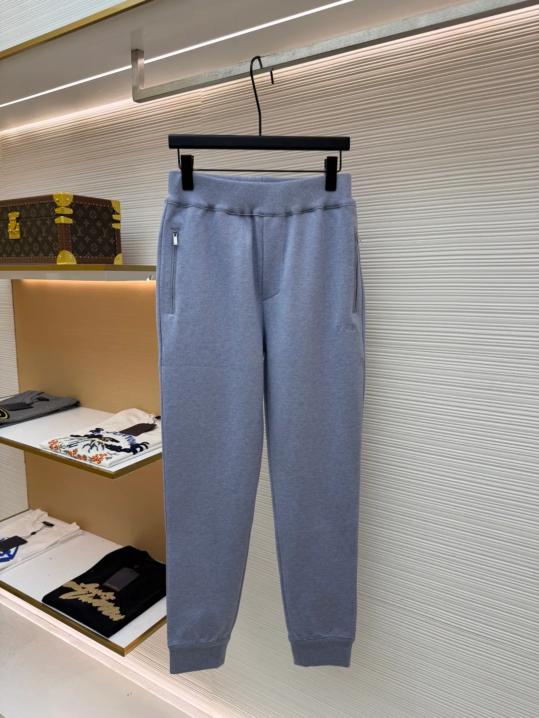 Dior presbyopic double-sided woolen sheepskin trousers ●Item number: 1681744-B15 ●Material: wool cashmere fabric ●Technology: jacquard texture production ●Color: blue ●Version: fitted version ●Weight: about 675 grams ●Size: S-M-L-XL ●Description: The fabric is made of cashmere fabric, containing 50% wool and pure cotton, with original hemming inside, jacquard letters, integrated design. One side has a solid color logo, and the spliced side has a classic presbyopia. It can be worn on both sides to change the style at any time. Customized imported velvet imported machine weaving, the material is conscientious and full of high-end texture. It is comfortable to wear and skin-friendly. It is made by a large factory and has perfect details and texture. The fabric is made of imported cashmere yarn. New product for early autumn! Hot style return! New version of dropped shoulder design High-grade navy blue presbyopic logo zipper cashmere jacket. Reversible. The letter jacquard texture on the back is luxurious and handsome. The hooded design is fashionable and advanced. The classic version does not make people look slimmer. Highly recommended! The overall wiring is straight and delicate, the fabric is comfortable and soft, and the color is consistent without color difference. It can be matched with the same style to create a fashionable look and control various occasions. Customized accessories, complete with three standards, same style for men and women!
