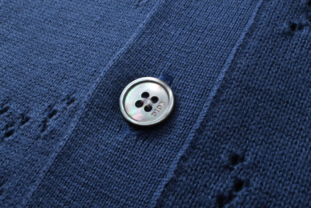 🅿️260 Dior CD2024SS diamond-shaped hollow knitted lapel POLO. European and American style early spring new small label cannage pattern hollow knitted short-sleeved polo cardigan casual fashion shirt The fabric is made of 150D/48F polyester special-shaped light long fiber yarn + 40 double-ply ring-spun pure cotton yarn. The Y version is purchased, disassembled and cut off the hem fabric, and sent to a professional inspection and testing agency to analyze the yarn count data. A 24-needle cylindrical jacquard loom imported from Italy is used to weave the gray fabric. The gray fabric is washed and shaped in the cylinder to produce the finished fabric. It uses an infrared cutting machine for typesetting, and the positioning flower letter logo is cut by hand, and it is matched with 26s cotton yarn-dyed ribbing. Blue/apricot, same style for men and women! Size: XS-L.
