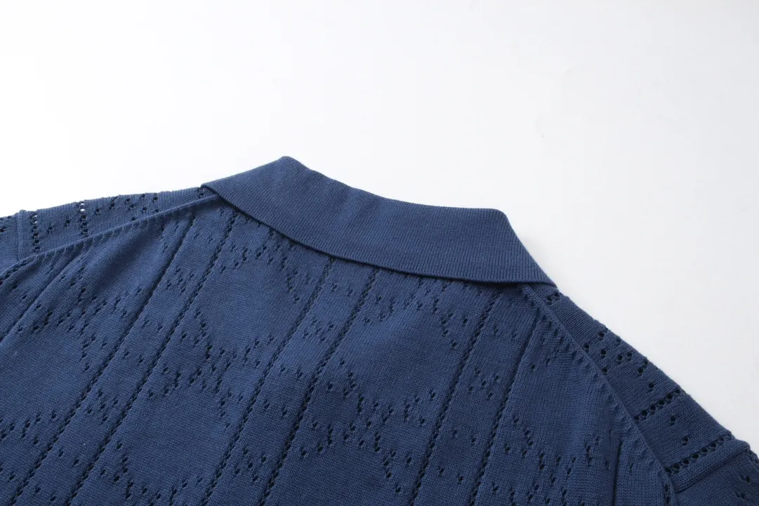 🅿️260 Dior CD2024SS diamond-shaped hollow knitted lapel POLO. European and American style early spring new small label cannage pattern hollow knitted short-sleeved polo cardigan casual fashion shirt The fabric is made of 150D/48F polyester special-shaped light long fiber yarn + 40 double-ply ring-spun pure cotton yarn. The Y version is purchased, disassembled and cut off the hem fabric, and sent to a professional inspection and testing agency to analyze the yarn count data. A 24-needle cylindrical jacquard loom imported from Italy is used to weave the gray fabric. The gray fabric is washed and shaped in the cylinder to produce the finished fabric. It uses an infrared cutting machine for typesetting, and the positioning flower letter logo is cut by hand, and it is matched with 26s cotton yarn-dyed ribbing. Blue/apricot, same style for men and women! Size: XS-L.
