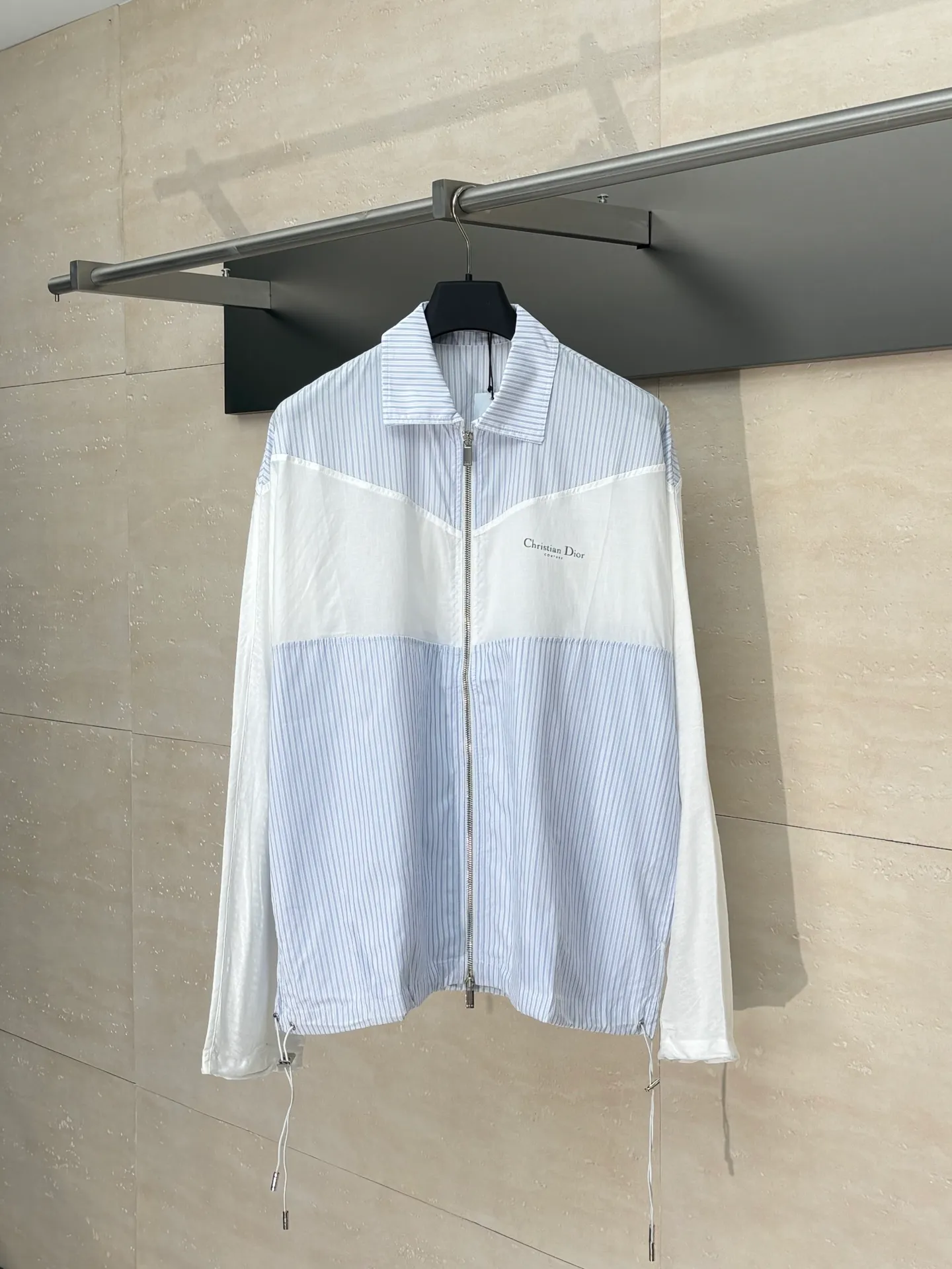 🅿️556 Dio*/Dior 25Fw new summer striped splicing jacquard dark pattern light and skin-friendly ice-like sun protection small jacket. Carefully made with white striped cotton poplin. With drawstring bottom edge, dual-material tailoring. Decorated with Christian Dior Couture print on the front. Extra large version, can be matched with all kinds of sportswear. The upper body is comfortable and breathable without being stuffy. It can quickly evaporate sweat and always keep the skin dry and cool. Size：S/M/L/XL