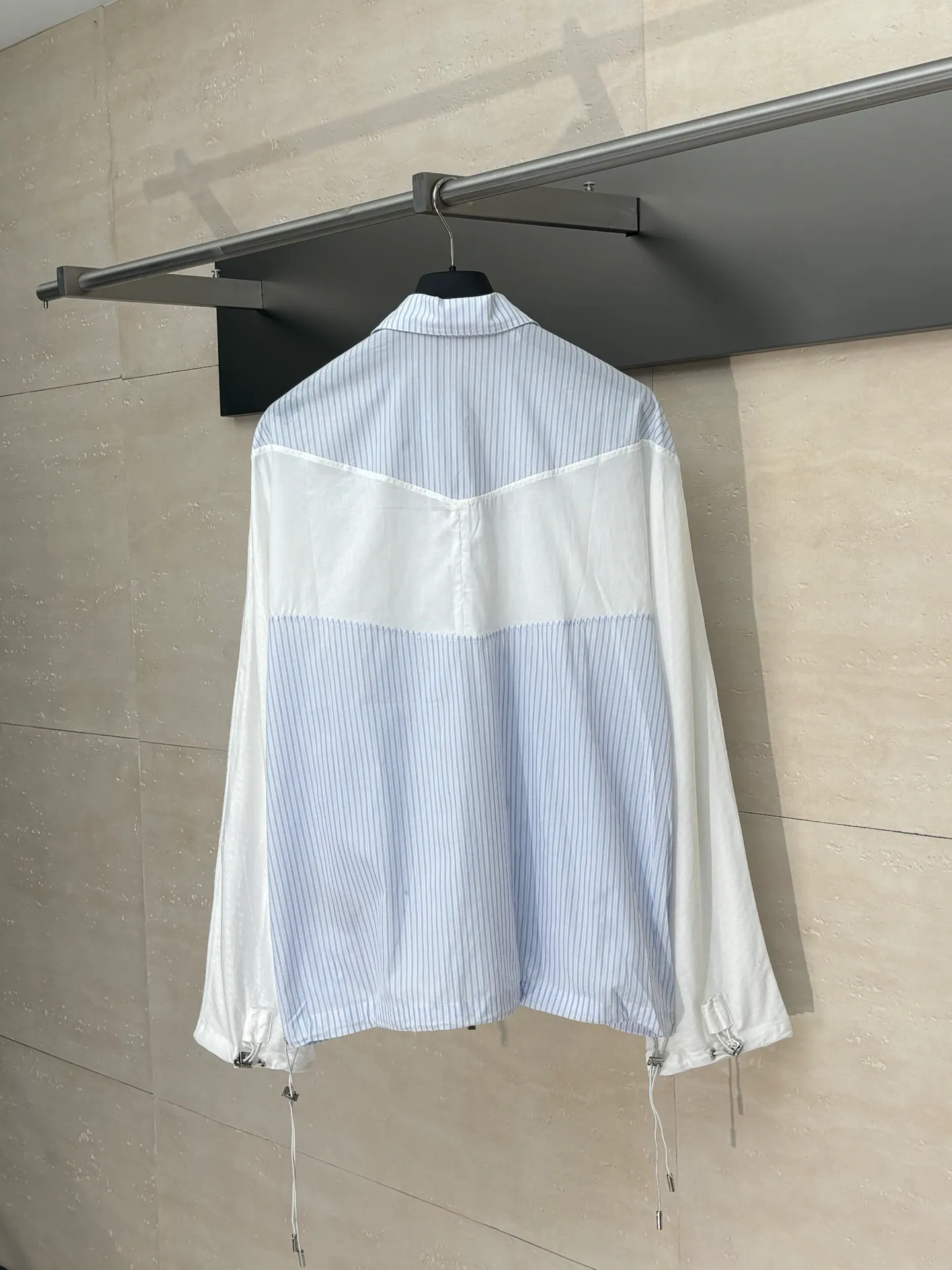 🅿️556 Dio*/Dior 25Fw new summer striped splicing jacquard dark pattern light and skin-friendly ice-like sun protection small jacket. Carefully made with white striped cotton poplin. With drawstring bottom edge, dual-material tailoring. Decorated with Christian Dior Couture print on the front. Extra large version, can be matched with all kinds of sportswear. The upper body is comfortable and breathable without being stuffy. It can quickly evaporate sweat and always keep the skin dry and cool. Size：S/M/L/XL