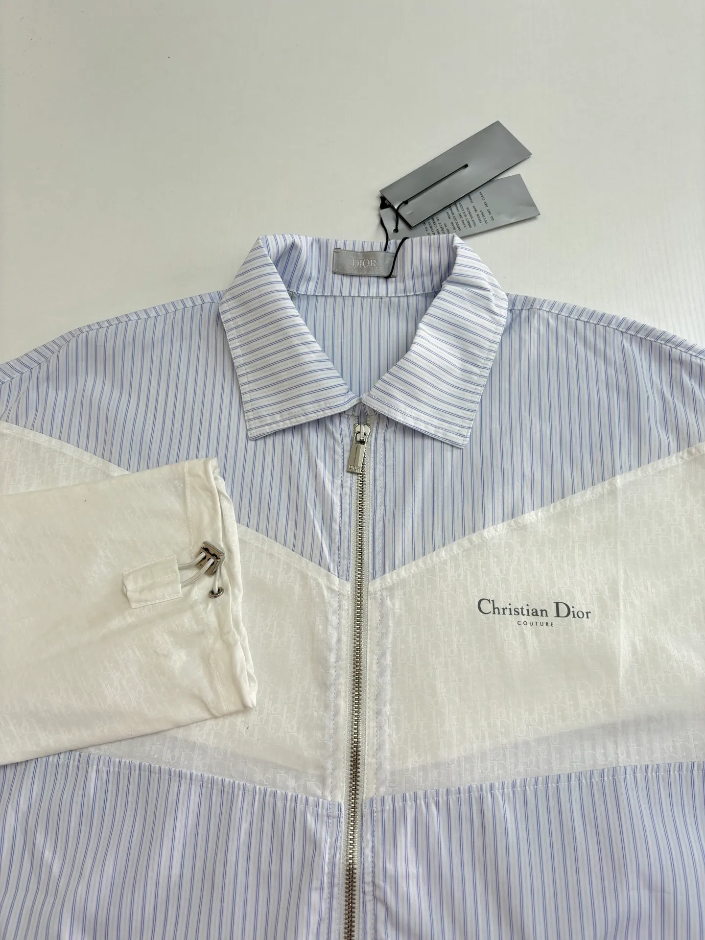 🅿️556 Dio*/Dior 25Fw new summer striped splicing jacquard dark pattern light and skin-friendly ice-like sun protection small jacket. Carefully made with white striped cotton poplin. With drawstring bottom edge, dual-material tailoring. Decorated with Christian Dior Couture print on the front. Extra large version, can be matched with all kinds of sportswear. The upper body is comfortable and breathable without being stuffy. It can quickly evaporate sweat and always keep the skin dry and cool. Size：S/M/L/XL