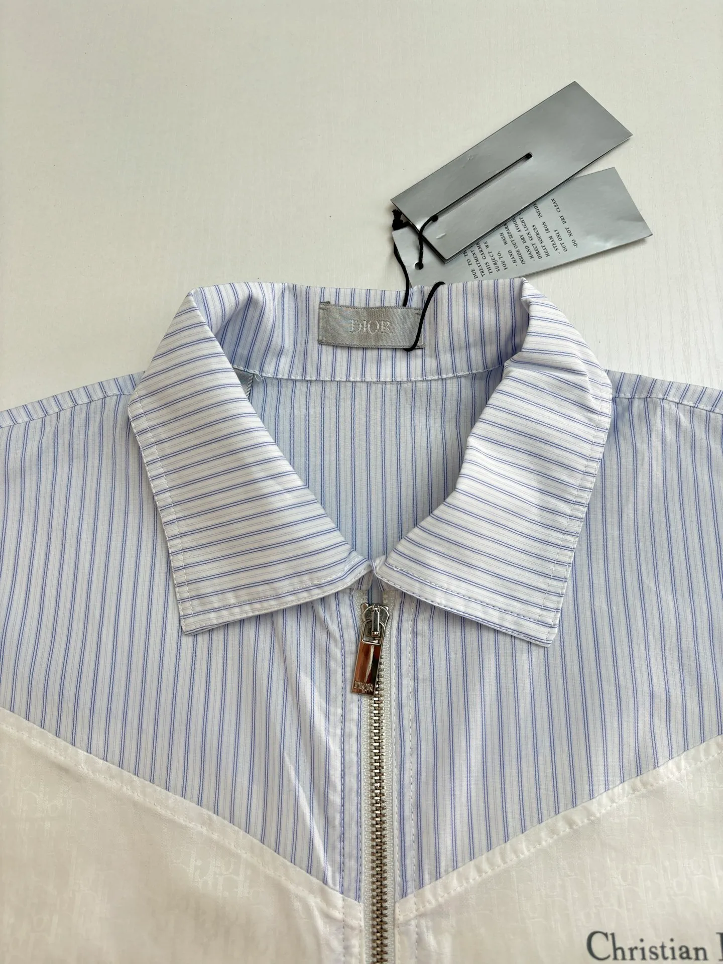🅿️556 Dio*/Dior 25Fw new summer striped splicing jacquard dark pattern light and skin-friendly ice-like sun protection small jacket. Carefully made with white striped cotton poplin. With drawstring bottom edge, dual-material tailoring. Decorated with Christian Dior Couture print on the front. Extra large version, can be matched with all kinds of sportswear. The upper body is comfortable and breathable without being stuffy. It can quickly evaporate sweat and always keep the skin dry and cool. Size：S/M/L/XL