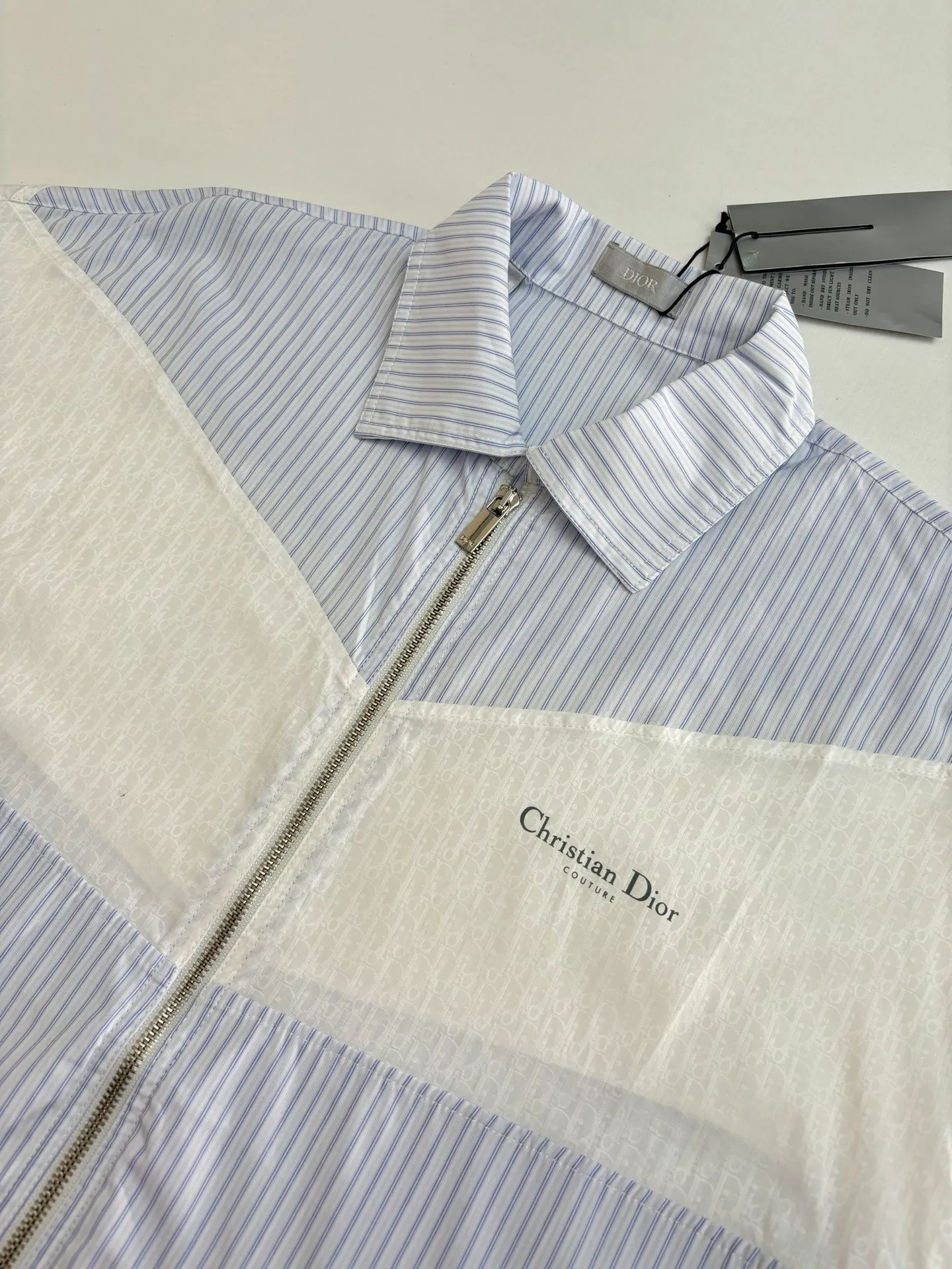 🅿️556 Dio*/Dior 25Fw new summer striped splicing jacquard dark pattern light and skin-friendly ice-like sun protection small jacket. Carefully made with white striped cotton poplin. With drawstring bottom edge, dual-material tailoring. Decorated with Christian Dior Couture print on the front. Extra large version, can be matched with all kinds of sportswear. The upper body is comfortable and breathable without being stuffy. It can quickly evaporate sweat and always keep the skin dry and cool. Size：S/M/L/XL
