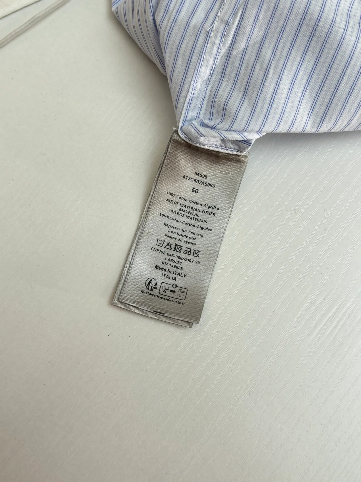 🅿️556 Dio*/Dior 25Fw new summer striped splicing jacquard dark pattern light and skin-friendly ice-like sun protection small jacket. Carefully made with white striped cotton poplin. With drawstring bottom edge, dual-material tailoring. Decorated with Christian Dior Couture print on the front. Extra large version, can be matched with all kinds of sportswear. The upper body is comfortable and breathable without being stuffy. It can quickly evaporate sweat and always keep the skin dry and cool. Size：S/M/L/XL