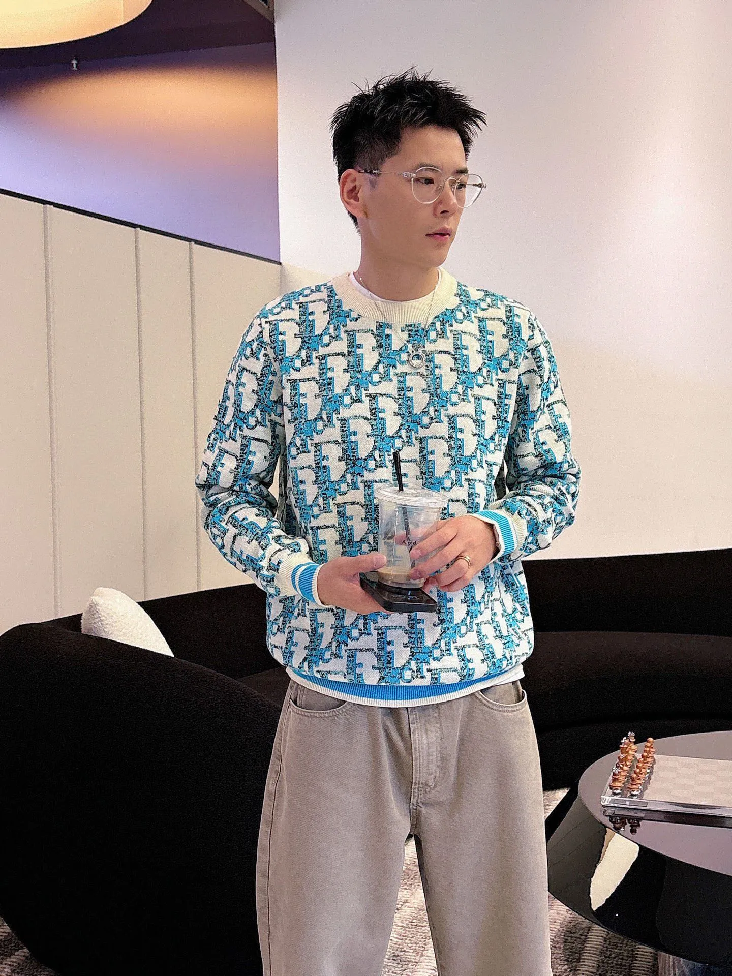 🅿️420 【DIOR】Autumn and winter classic round neck pullover sweater, in full condition! ! ! Wool blended fabric, the latest model in 2025, golden ratio! ! Slim-fitting soft gold, versatile and practical item, the combination and practicality are extremely powerful, simple and elegant, and classy! To create your own style, it is highly recommended to buy it in two colors. The standard slim fit tailoring process is suitable for both young and old men. It is knitted from wool and will not cause any discomfort! While keeping warm, it is stylish, textured and wearable, and the classic logo with contrasting colors on the chest feels in place! ! Recommended for regular customers! ! Size M-3XL (maximum wear: 190 pounds)