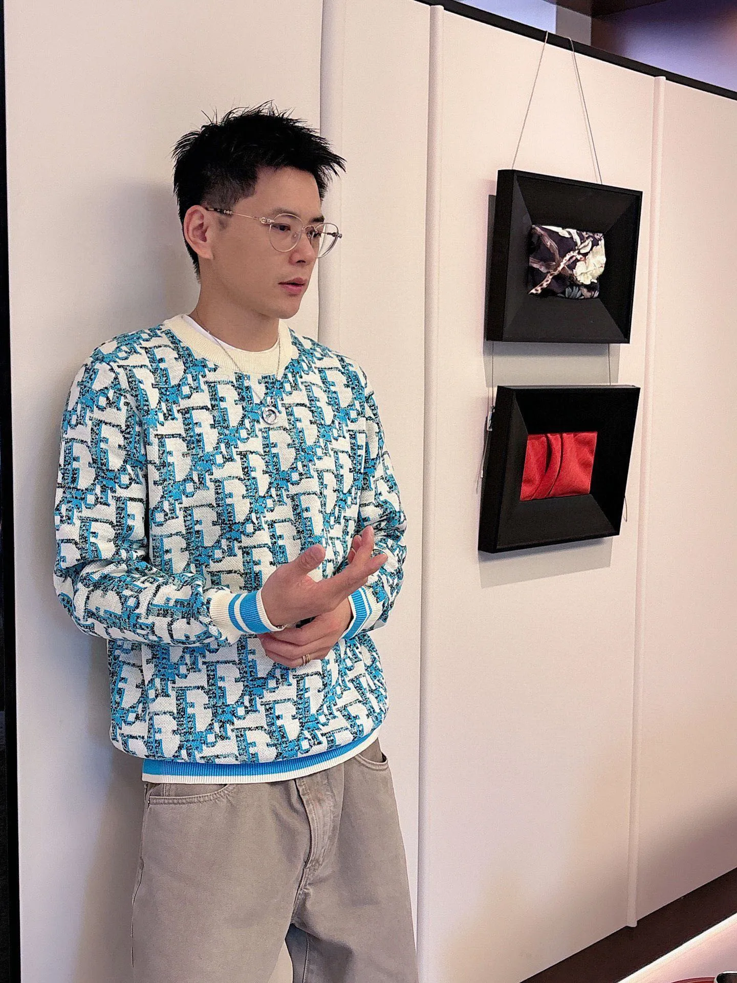 🅿️420 【DIOR】Autumn and winter classic round neck pullover sweater, in full condition! ! ! Wool blended fabric, the latest model in 2025, golden ratio! ! Slim-fitting soft gold, versatile and practical item, the combination and practicality are extremely powerful, simple and elegant, and classy! To create your own style, it is highly recommended to buy it in two colors. The standard slim fit tailoring process is suitable for both young and old men. It is knitted from wool and will not cause any discomfort! While keeping warm, it is stylish, textured and wearable, and the classic logo with contrasting colors on the chest feels in place! ! Recommended for regular customers! ! Size M-3XL (maximum wear: 190 pounds)