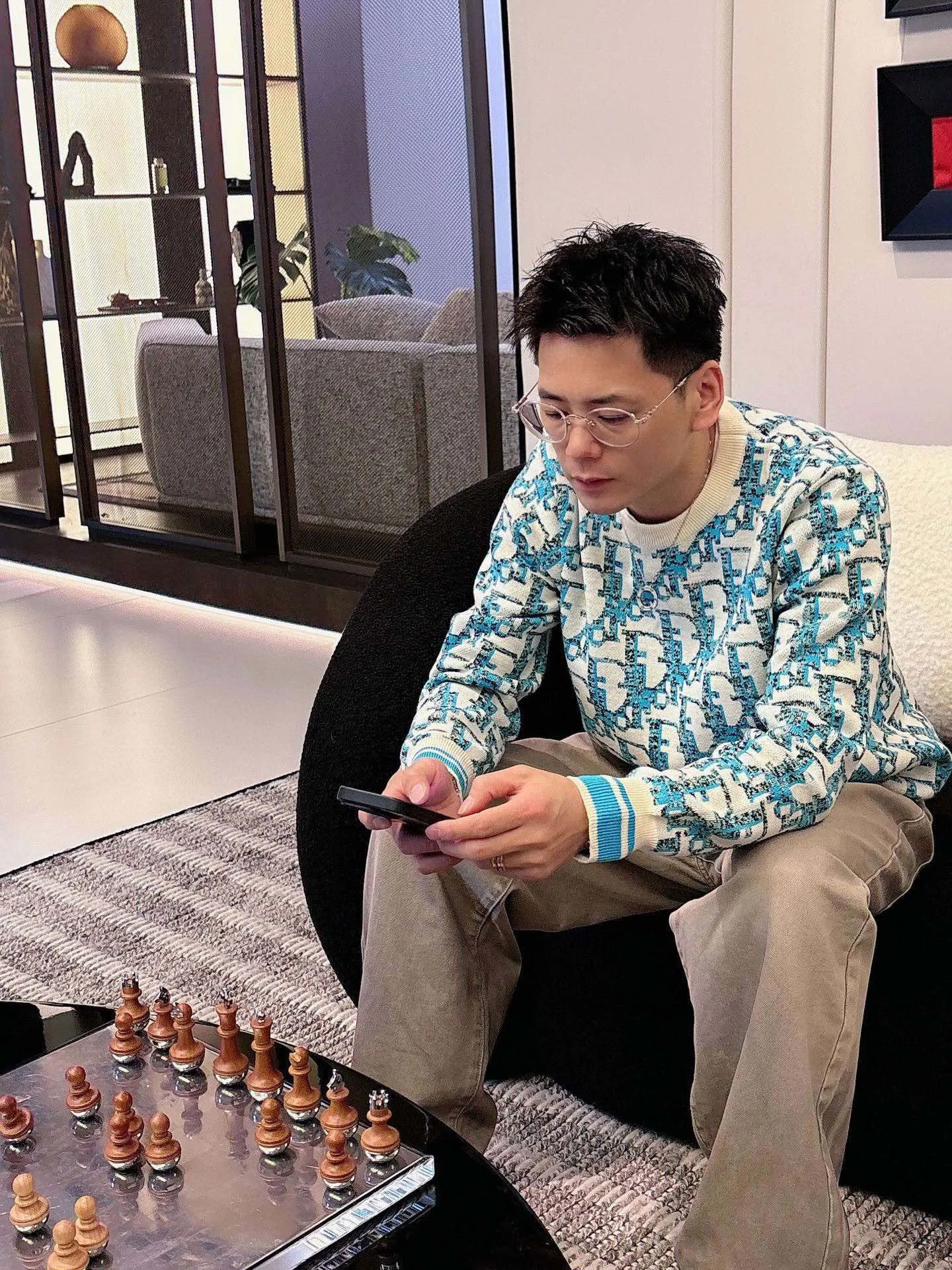 🅿️420 【DIOR】Autumn and winter classic round neck pullover sweater, in full condition! ! ! Wool blended fabric, the latest model in 2025, golden ratio! ! Slim-fitting soft gold, versatile and practical item, the combination and practicality are extremely powerful, simple and elegant, and classy! To create your own style, it is highly recommended to buy it in two colors. The standard slim fit tailoring process is suitable for both young and old men. It is knitted from wool and will not cause any discomfort! While keeping warm, it is stylish, textured and wearable, and the classic logo with contrasting colors on the chest feels in place! ! Recommended for regular customers! ! Size M-3XL (maximum wear: 190 pounds)