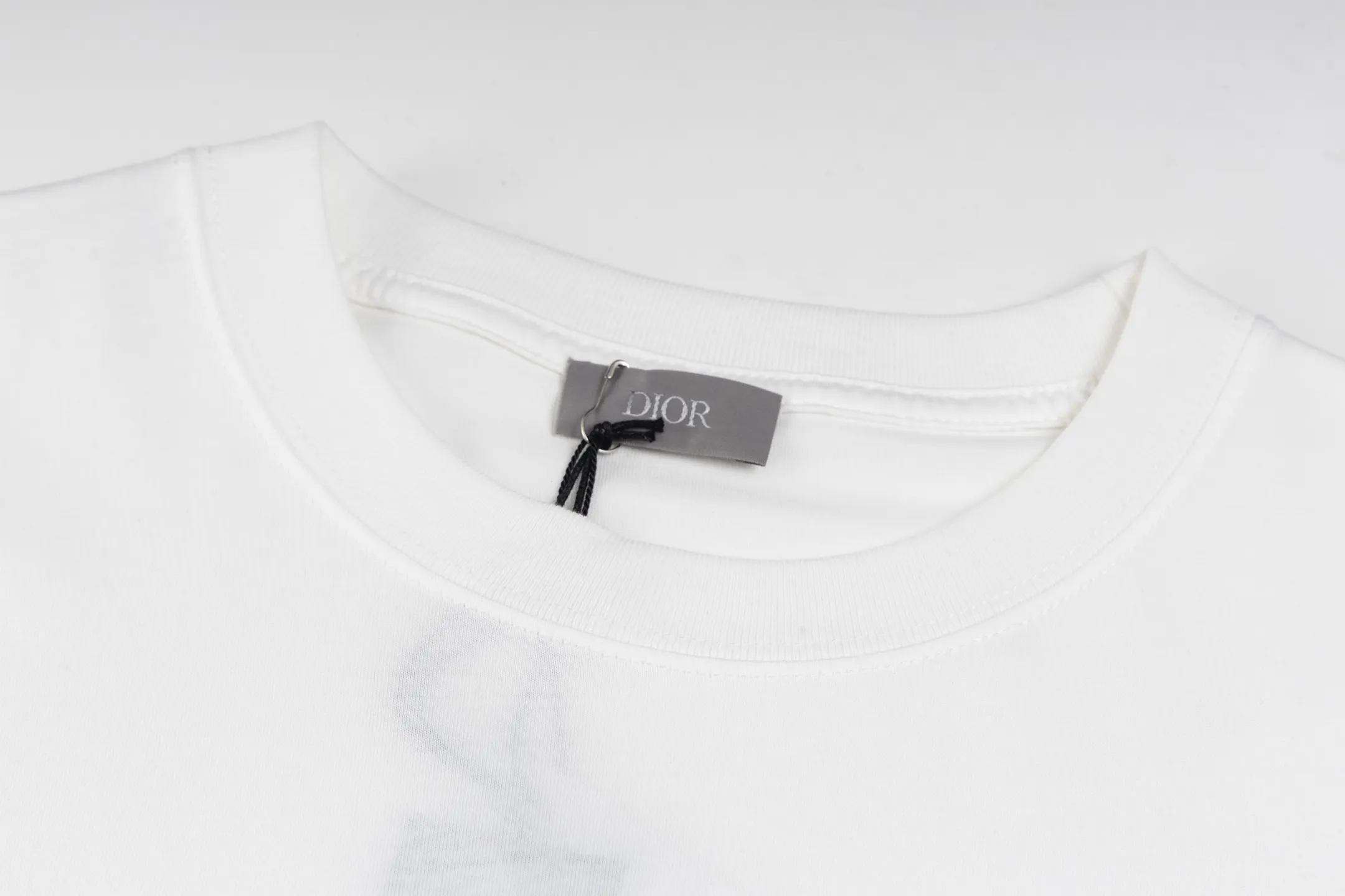 🅿️270 [Exclusive supply] CD Love Pocket Embroidered Short Sleeves (White) The fabric is made of 24S 185g special woven compact cotton fabric, and the rib is made of 32S 300g double yarn rib. New for the 2025 Winter Men's Collection, this T-shirt is decorated with archive-inspired embroidery of love as a tribute to heritage. Crafted from white cotton jersey with a ribbed crew neck. The regular fit pairs easily with tailored trousers and oversized jeans. It is woven with 24-count special compact cotton yarn. The weaving process requires high standards and requires the use of advanced looms and high-quality raw materials. Specially woven compact cotton has many advantages, such as softness and comfort, good breathability, strong wrinkle resistance, good durability, etc.; it has a tighter, softer and more delicate texture and feel. Add exquisite details to soft fabrics through embroidery to enhance the sense of luxury; the needle-stitch embroidery process has unique style and characteristics. The number of times the stitches are repeated highlights the layering and delicacy. Needle embroidery can achieve very fine details, and the work has a strong sense of line and three-dimensionality. Size:XS-S-M-L