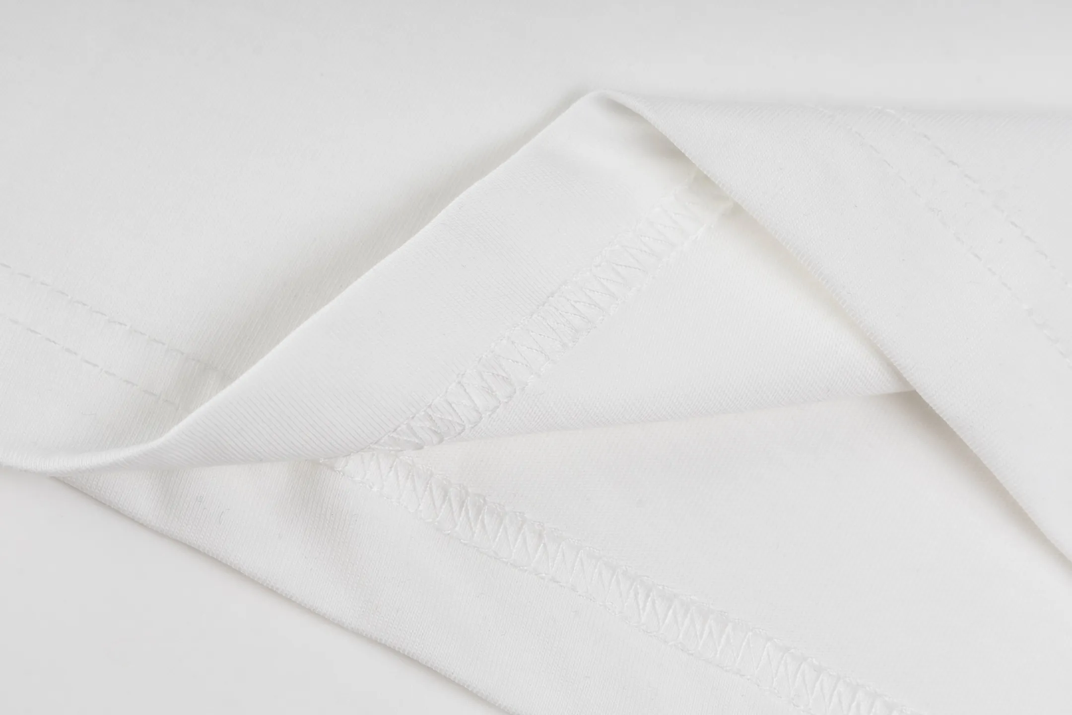 🅿️270 [Exclusive supply] CD Love Pocket Embroidered Short Sleeves (White) The fabric is made of 24S 185g special woven compact cotton fabric, and the rib is made of 32S 300g double yarn rib. New for the 2025 Winter Men's Collection, this T-shirt is decorated with archive-inspired embroidery of love as a tribute to heritage. Crafted from white cotton jersey with a ribbed crew neck. The regular fit pairs easily with tailored trousers and oversized jeans. It is woven with 24-count special compact cotton yarn. The weaving process requires high standards and requires the use of advanced looms and high-quality raw materials. Specially woven compact cotton has many advantages, such as softness and comfort, good breathability, strong wrinkle resistance, good durability, etc.; it has a tighter, softer and more delicate texture and feel. Add exquisite details to soft fabrics through embroidery to enhance the sense of luxury; the needle-stitch embroidery process has unique style and characteristics. The number of times the stitches are repeated highlights the layering and delicacy. Needle embroidery can achieve very fine details, and the work has a strong sense of line and three-dimensionality. Size:XS-S-M-L