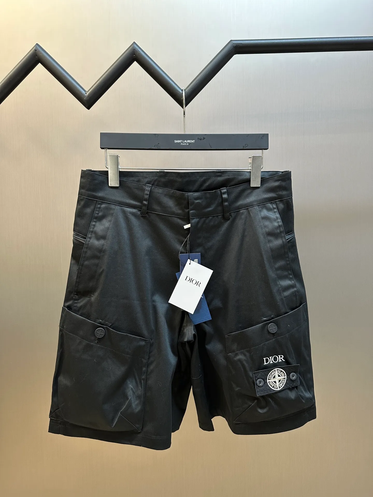 🅿️630 Dior stone joint shorts The fabric is made of 60s cotton high-density twill satin fabric, 5A grade long-staple cotton yarn, 2C thickness TPU hot melt adhesive film, circular shaft glue coating process, high-count satin fabric and adhesive film to keep the fabric with a 3D texture. The cooling coating can absorb moisture and sweat, the mold is customized to rotate the puller with logo, the No. 5 platinum corn tooth closed tail zipper, the mold is customized to make a cylindrical buckle made of silicone material, and the bag is made of domestic high-speed machine embroidery small logo letters + grid flat embroidered seal size:44.46.48.50