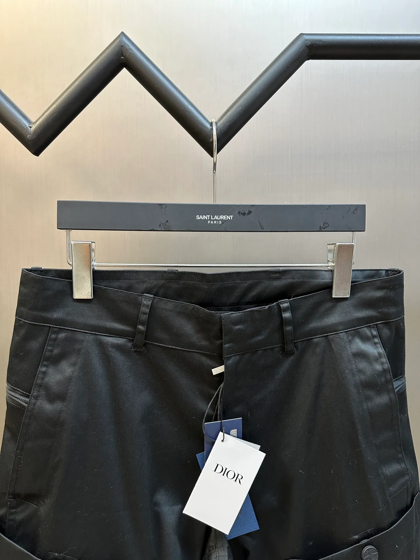 🅿️630 Dior stone joint shorts The fabric is made of 60s cotton high-density twill satin fabric, 5A grade long-staple cotton yarn, 2C thickness TPU hot melt adhesive film, circular shaft glue coating process, high-count satin fabric and adhesive film to keep the fabric with a 3D texture. The cooling coating can absorb moisture and sweat, the mold is customized to rotate the puller with logo, the No. 5 platinum corn tooth closed tail zipper, the mold is customized to make a cylindrical buckle made of silicone material, and the bag is made of domestic high-speed machine embroidery small logo letters + grid flat embroidered seal size:44.46.48.50