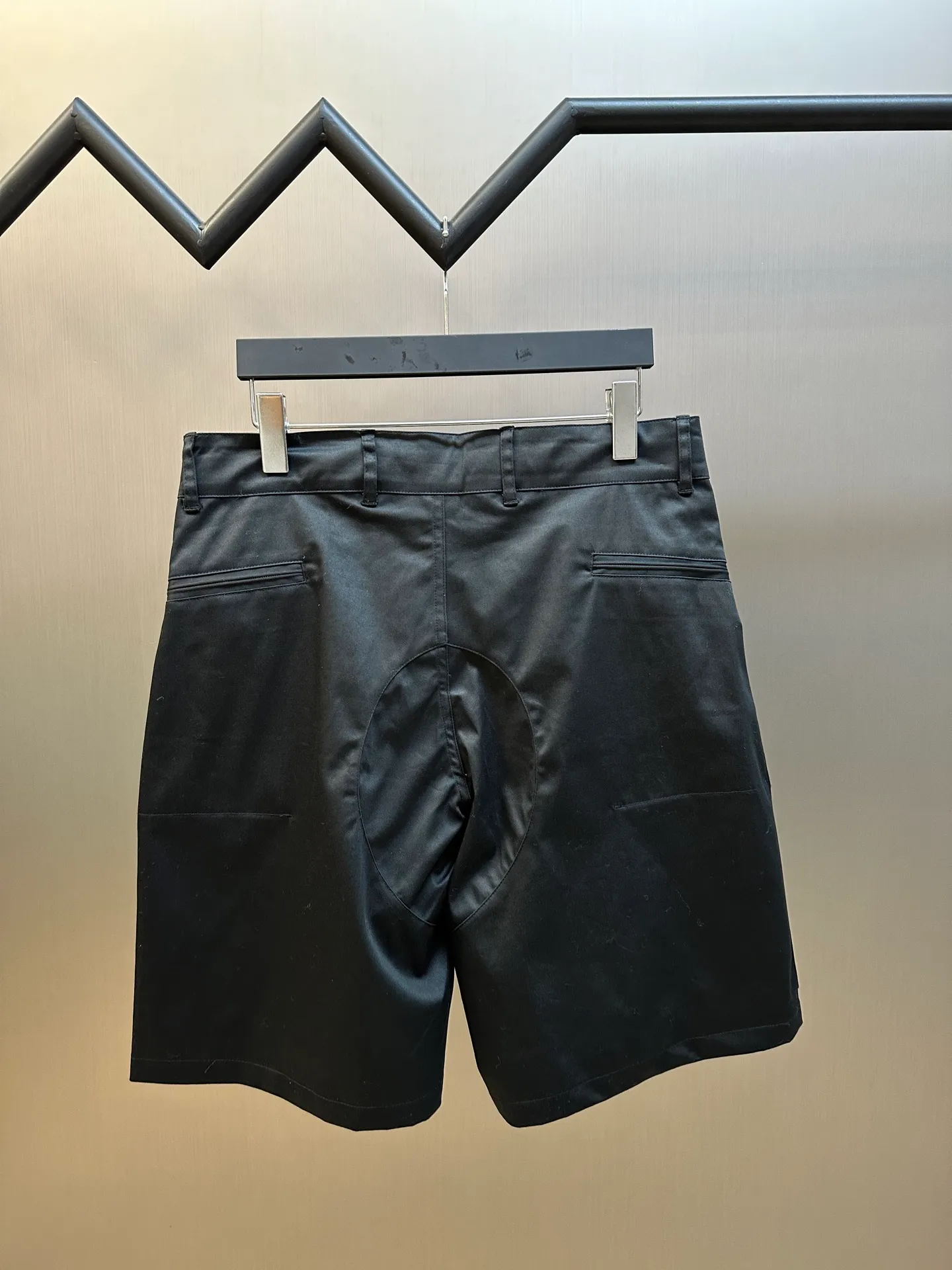 🅿️630 Dior stone joint shorts The fabric is made of 60s cotton high-density twill satin fabric, 5A grade long-staple cotton yarn, 2C thickness TPU hot melt adhesive film, circular shaft glue coating process, high-count satin fabric and adhesive film to keep the fabric with a 3D texture. The cooling coating can absorb moisture and sweat, the mold is customized to rotate the puller with logo, the No. 5 platinum corn tooth closed tail zipper, the mold is customized to make a cylindrical buckle made of silicone material, and the bag is made of domestic high-speed machine embroidery small logo letters + grid flat embroidered seal size:44.46.48.50