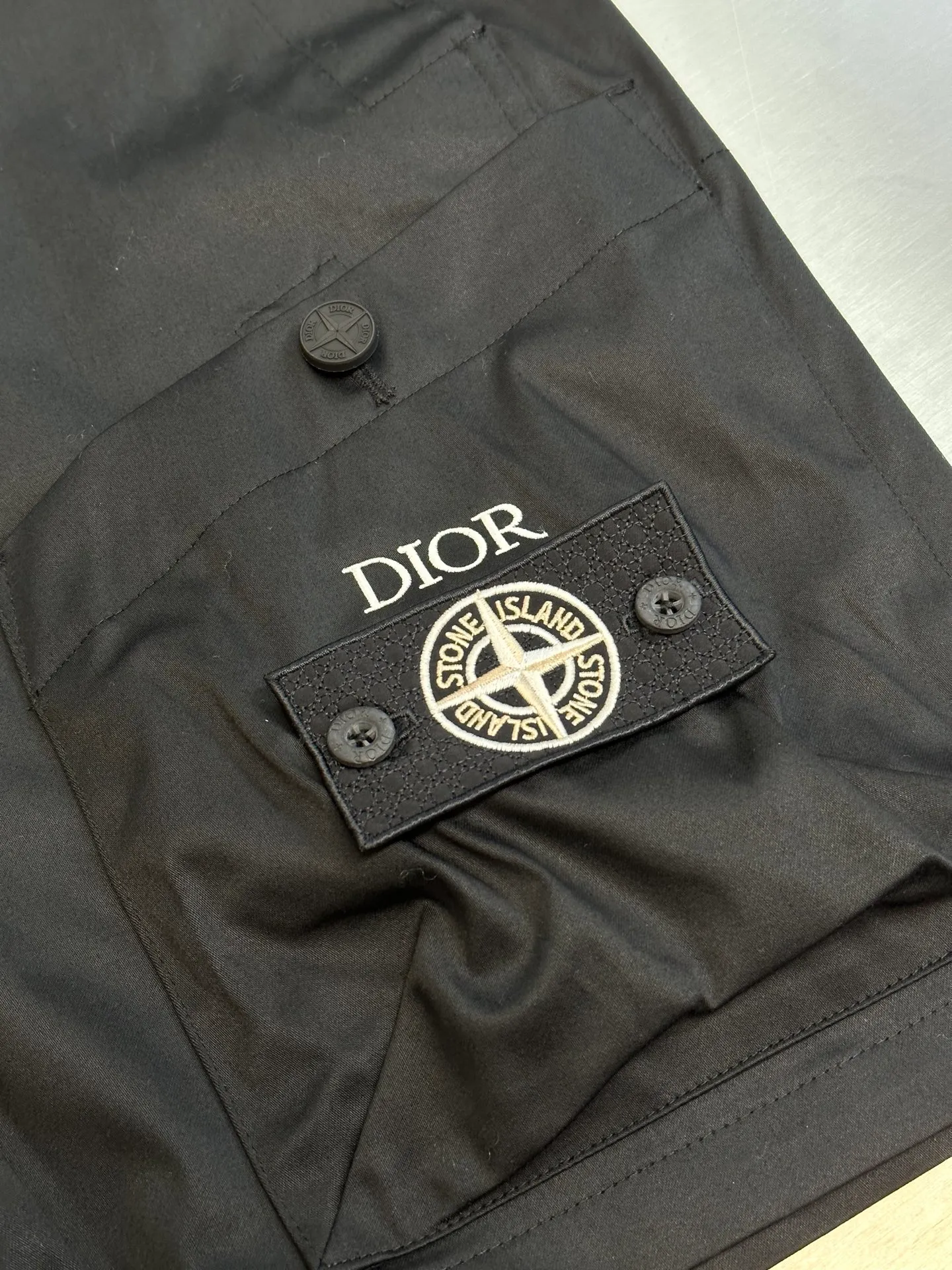 🅿️630 Dior stone joint shorts The fabric is made of 60s cotton high-density twill satin fabric, 5A grade long-staple cotton yarn, 2C thickness TPU hot melt adhesive film, circular shaft glue coating process, high-count satin fabric and adhesive film to keep the fabric with a 3D texture. The cooling coating can absorb moisture and sweat, the mold is customized to rotate the puller with logo, the No. 5 platinum corn tooth closed tail zipper, the mold is customized to make a cylindrical buckle made of silicone material, and the bag is made of domestic high-speed machine embroidery small logo letters + grid flat embroidered seal size:44.46.48.50