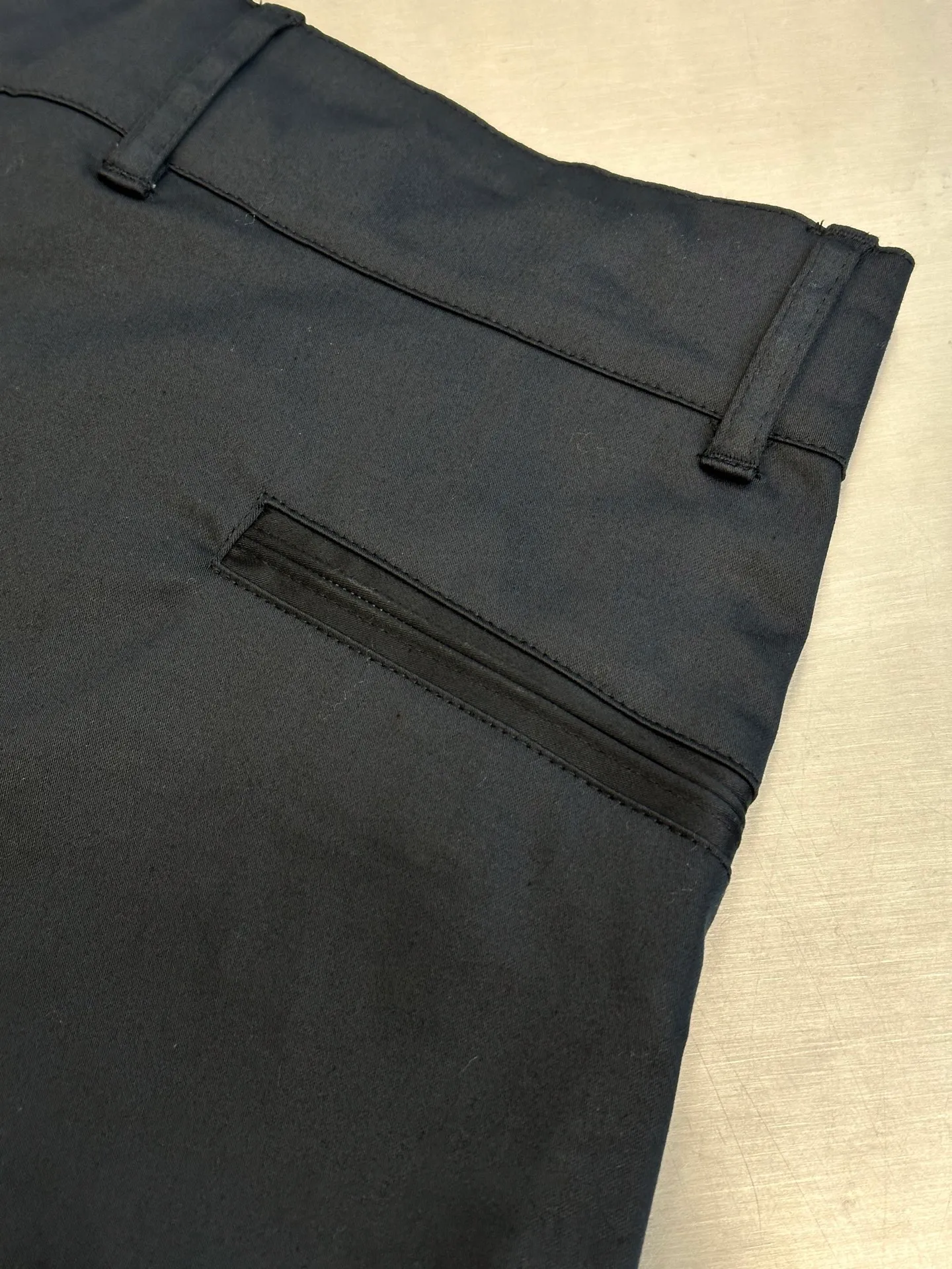 🅿️630 Dior stone joint shorts The fabric is made of 60s cotton high-density twill satin fabric, 5A grade long-staple cotton yarn, 2C thickness TPU hot melt adhesive film, circular shaft glue coating process, high-count satin fabric and adhesive film to keep the fabric with a 3D texture. The cooling coating can absorb moisture and sweat, the mold is customized to rotate the puller with logo, the No. 5 platinum corn tooth closed tail zipper, the mold is customized to make a cylindrical buckle made of silicone material, and the bag is made of domestic high-speed machine embroidery small logo letters + grid flat embroidered seal size:44.46.48.50