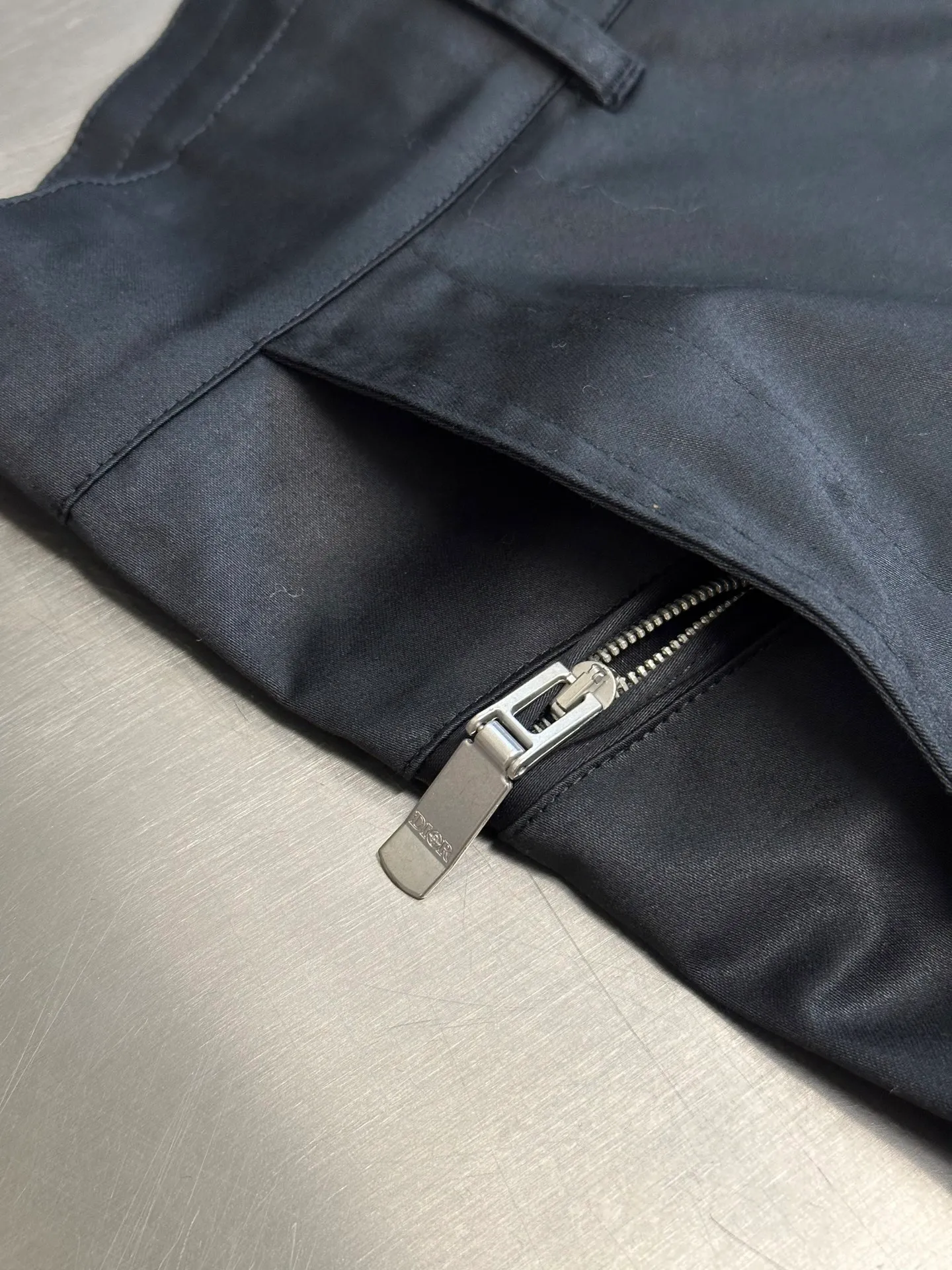🅿️630 Dior stone joint shorts The fabric is made of 60s cotton high-density twill satin fabric, 5A grade long-staple cotton yarn, 2C thickness TPU hot melt adhesive film, circular shaft glue coating process, high-count satin fabric and adhesive film to keep the fabric with a 3D texture. The cooling coating can absorb moisture and sweat, the mold is customized to rotate the puller with logo, the No. 5 platinum corn tooth closed tail zipper, the mold is customized to make a cylindrical buckle made of silicone material, and the bag is made of domestic high-speed machine embroidery small logo letters + grid flat embroidered seal size:44.46.48.50