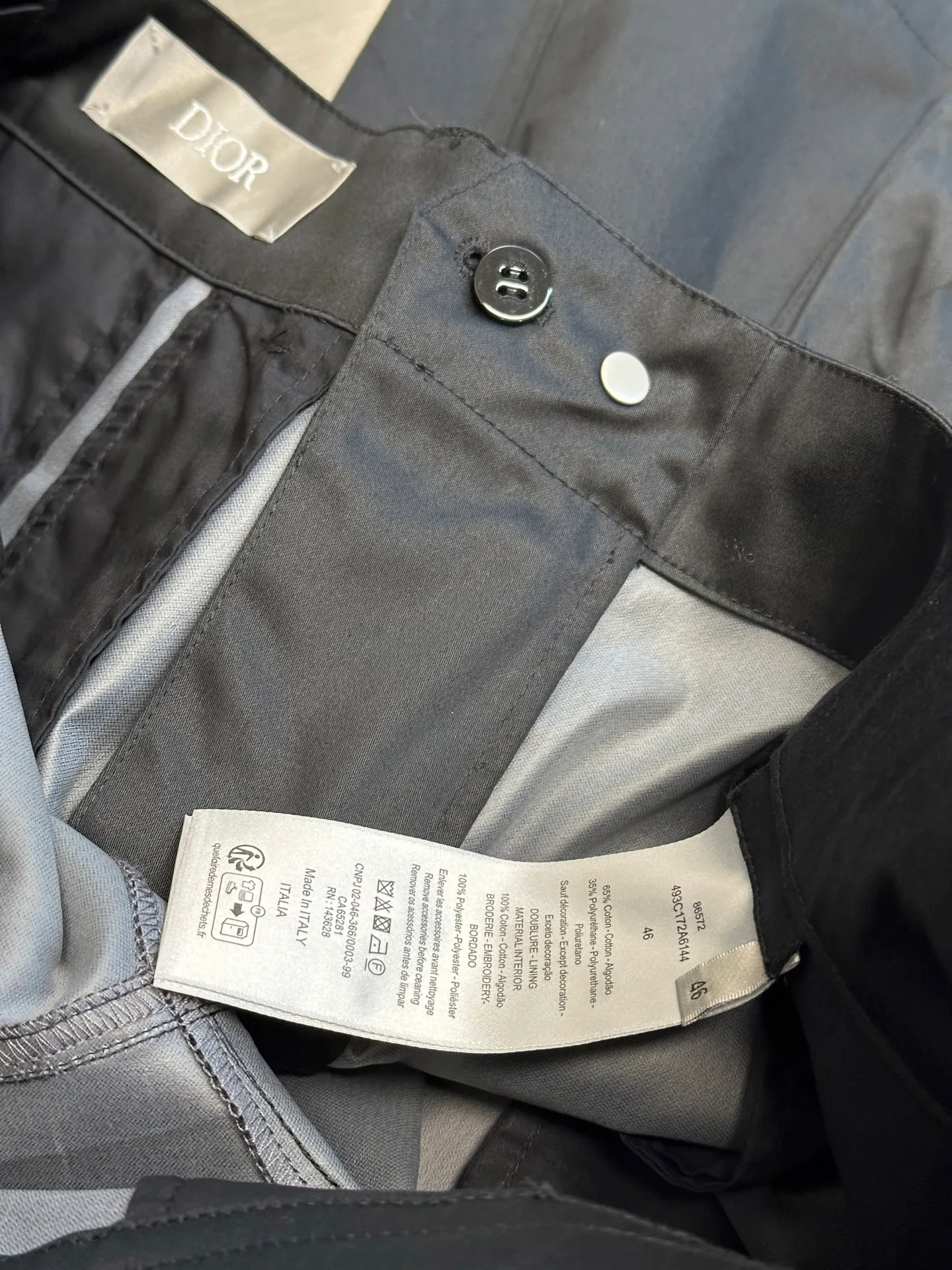 🅿️630 Dior stone joint shorts The fabric is made of 60s cotton high-density twill satin fabric, 5A grade long-staple cotton yarn, 2C thickness TPU hot melt adhesive film, circular shaft glue coating process, high-count satin fabric and adhesive film to keep the fabric with a 3D texture. The cooling coating can absorb moisture and sweat, the mold is customized to rotate the puller with logo, the No. 5 platinum corn tooth closed tail zipper, the mold is customized to make a cylindrical buckle made of silicone material, and the bag is made of domestic high-speed machine embroidery small logo letters + grid flat embroidered seal size:44.46.48.50