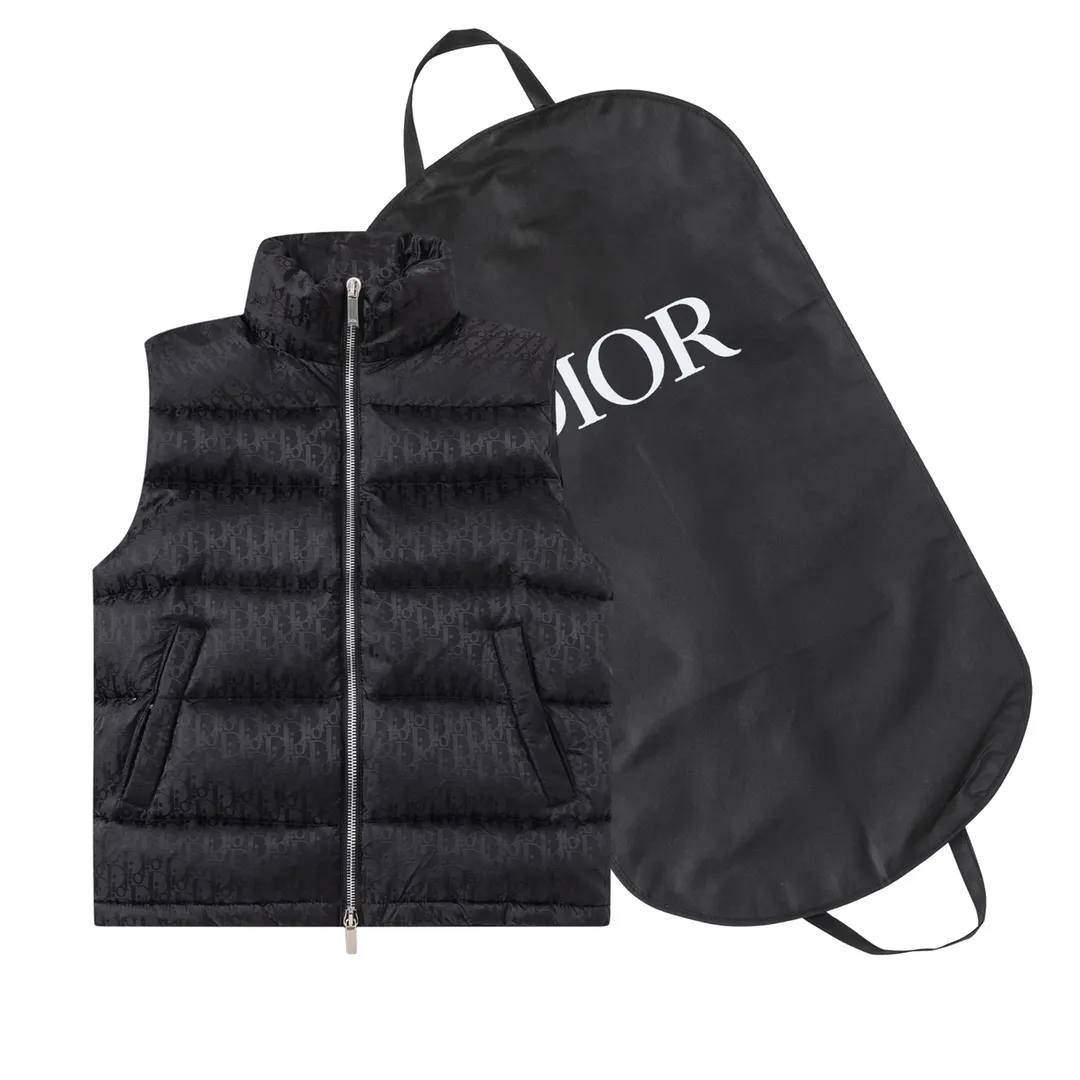 🅿️700 (with dust bag) Dior/Dior 20fw all-over dark pattern presbyopic down vest cd black jacquard technical fabric oblique print This sleeveless jacket is decorated with tonal oblique print throughout, paying tribute to the classic pattern. Crafted from warm technical fabric, it features a black Dior logo patch on the back of the collar. Adds elegance to any look. Tonal oblique print throughout, DR logo patch on back of collar, sleeveless stand collar, two-way zipper pull with DR logo engraved zipper pull, side welt pockets, drawstring elastic hem, 100% polyamide Color: Black/Navy/Pearl Size: 44/46/48/50/52/54