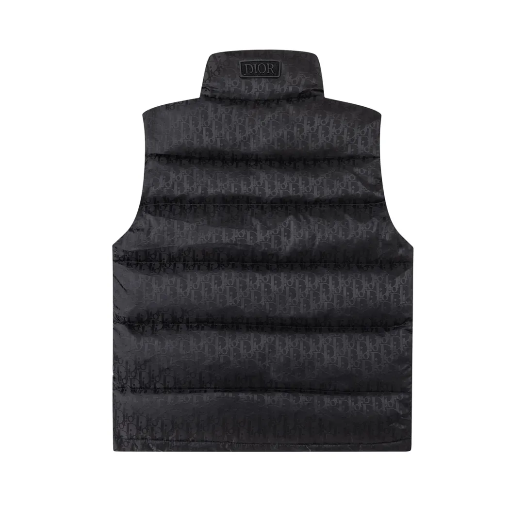 🅿️700 (with dust bag) Dior/Dior 20fw all-over dark pattern presbyopic down vest cd black jacquard technical fabric oblique print This sleeveless jacket is decorated with tonal oblique print throughout, paying tribute to the classic pattern. Crafted from warm technical fabric, it features a black Dior logo patch on the back of the collar. Adds elegance to any look. Tonal oblique print throughout, DR logo patch on back of collar, sleeveless stand collar, two-way zipper pull with DR logo engraved zipper pull, side welt pockets, drawstring elastic hem, 100% polyamide Color: Black/Navy/Pearl Size: 44/46/48/50/52/54