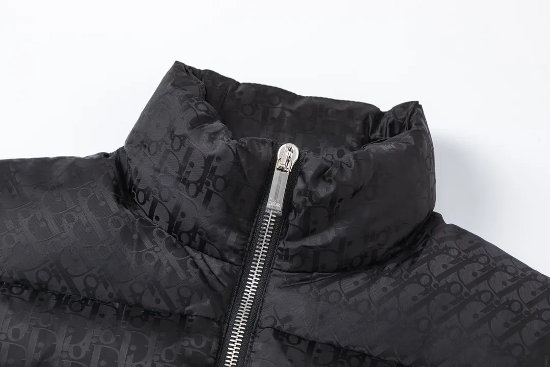 🅿️700 (with dust bag) Dior/Dior 20fw all-over dark pattern presbyopic down vest cd black jacquard technical fabric oblique print This sleeveless jacket is decorated with tonal oblique print throughout, paying tribute to the classic pattern. Crafted from warm technical fabric, it features a black Dior logo patch on the back of the collar. Adds elegance to any look. Tonal oblique print throughout, DR logo patch on back of collar, sleeveless stand collar, two-way zipper pull with DR logo engraved zipper pull, side welt pockets, drawstring elastic hem, 100% polyamide Color: Black/Navy/Pearl Size: 44/46/48/50/52/54