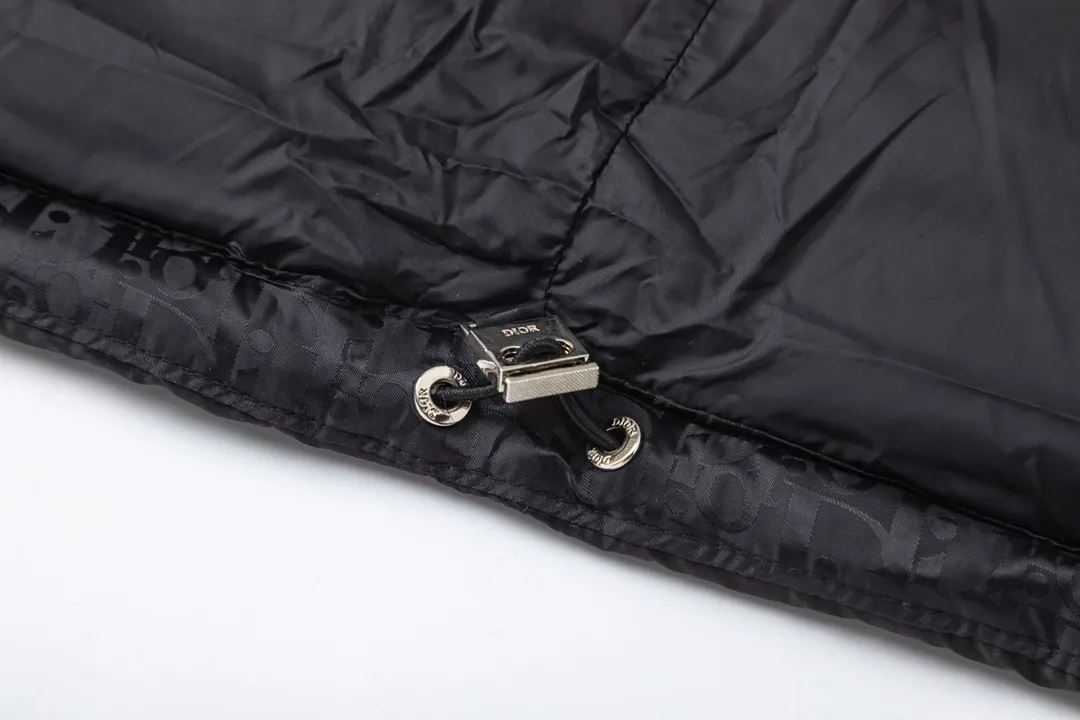 🅿️700 (with dust bag) Dior/Dior 20fw all-over dark pattern presbyopic down vest cd black jacquard technical fabric oblique print This sleeveless jacket is decorated with tonal oblique print throughout, paying tribute to the classic pattern. Crafted from warm technical fabric, it features a black Dior logo patch on the back of the collar. Adds elegance to any look. Tonal oblique print throughout, DR logo patch on back of collar, sleeveless stand collar, two-way zipper pull with DR logo engraved zipper pull, side welt pockets, drawstring elastic hem, 100% polyamide Color: Black/Navy/Pearl Size: 44/46/48/50/52/54