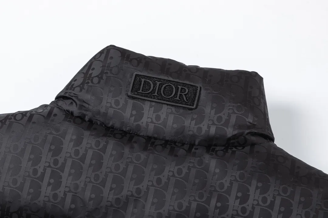 🅿️700 (with dust bag) Dior/Dior 20fw all-over dark pattern presbyopic down vest cd black jacquard technical fabric oblique print This sleeveless jacket is decorated with tonal oblique print throughout, paying tribute to the classic pattern. Crafted from warm technical fabric, it features a black Dior logo patch on the back of the collar. Adds elegance to any look. Tonal oblique print throughout, DR logo patch on back of collar, sleeveless stand collar, two-way zipper pull with DR logo engraved zipper pull, side welt pockets, drawstring elastic hem, 100% polyamide Color: Black/Navy/Pearl Size: 44/46/48/50/52/54