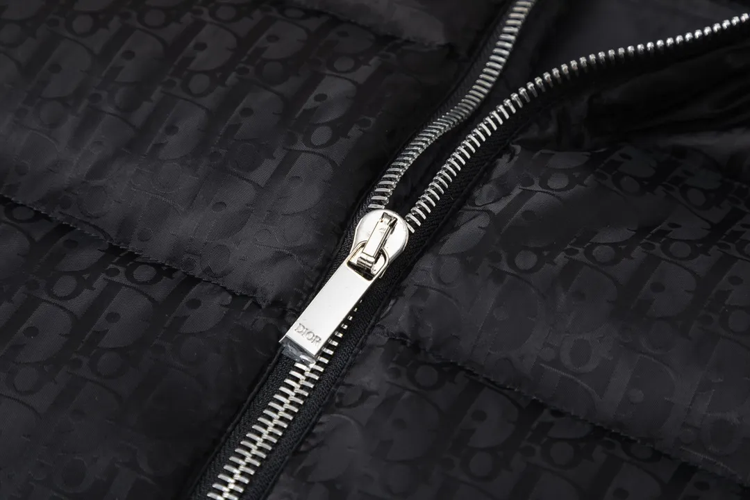 🅿️700 (with dust bag) Dior/Dior 20fw all-over dark pattern presbyopic down vest cd black jacquard technical fabric oblique print This sleeveless jacket is decorated with tonal oblique print throughout, paying tribute to the classic pattern. Crafted from warm technical fabric, it features a black Dior logo patch on the back of the collar. Adds elegance to any look. Tonal oblique print throughout, DR logo patch on back of collar, sleeveless stand collar, two-way zipper pull with DR logo engraved zipper pull, side welt pockets, drawstring elastic hem, 100% polyamide Color: Black/Navy/Pearl Size: 44/46/48/50/52/54