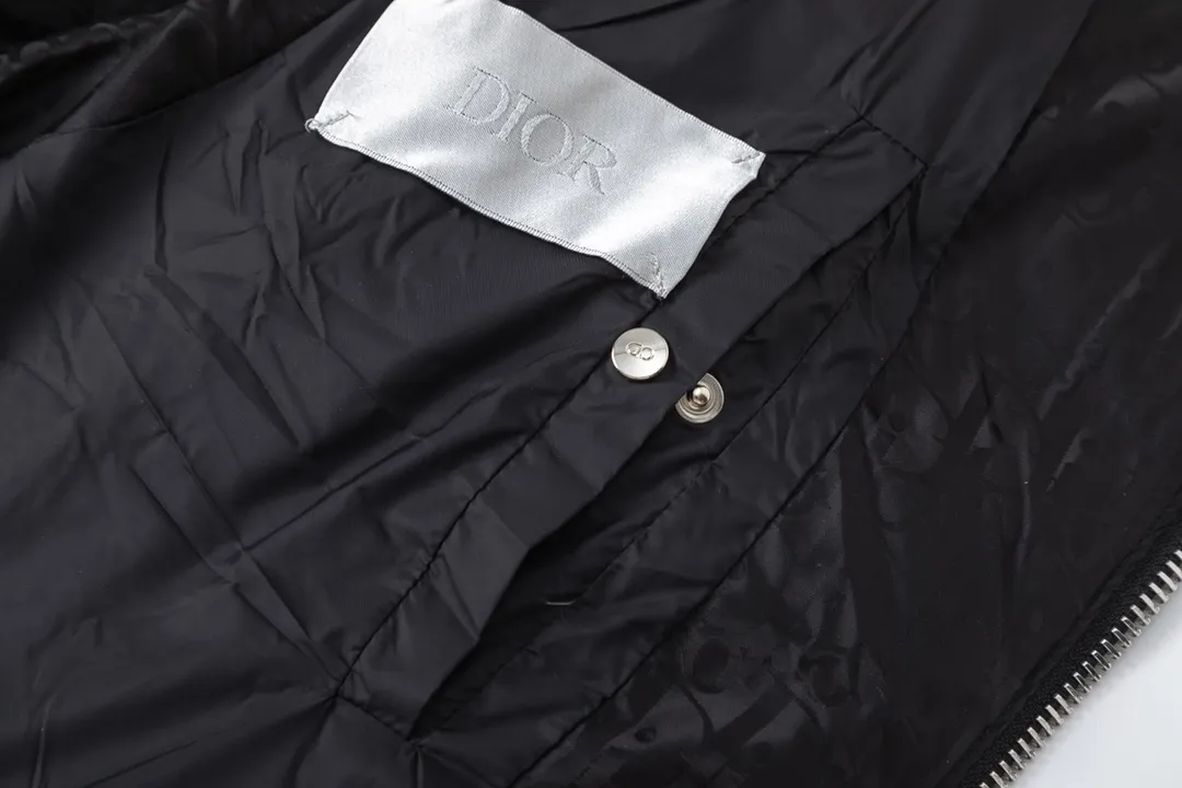 🅿️700 (with dust bag) Dior/Dior 20fw all-over dark pattern presbyopic down vest cd black jacquard technical fabric oblique print This sleeveless jacket is decorated with tonal oblique print throughout, paying tribute to the classic pattern. Crafted from warm technical fabric, it features a black Dior logo patch on the back of the collar. Adds elegance to any look. Tonal oblique print throughout, DR logo patch on back of collar, sleeveless stand collar, two-way zipper pull with DR logo engraved zipper pull, side welt pockets, drawstring elastic hem, 100% polyamide Color: Black/Navy/Pearl Size: 44/46/48/50/52/54
