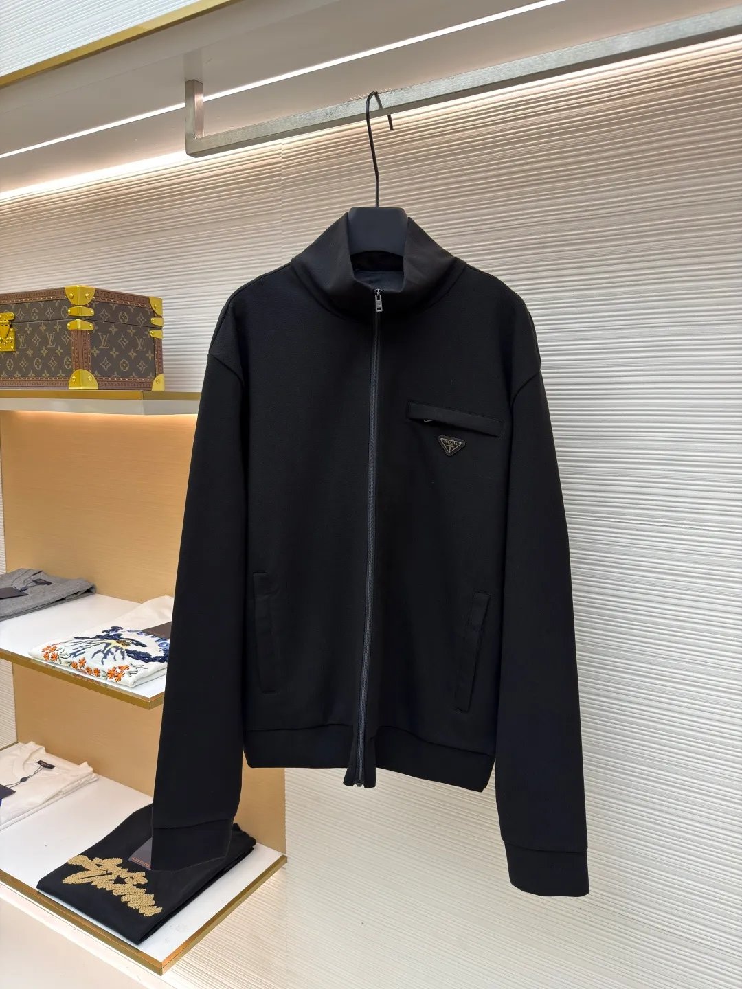 Prada triangle zipper jacket ●Original version: Purchased and developed for 22800 ●Item number: 1681210-B35 ●Fabric: photo-activated energy technology cotton fabric ●Technology: fabric washing and production ●Color: black ●Version: fitted version ●Weight: about 800 grams ●Size: S-M-L-XL ●Description: Customized photo-activated technology cotton Breathable air cotton Enjoy the cloud cotton feel Soft and waxy to the touch The main tone is deep matte black, exuding an innate sense of luxury. The iconic triangular logo is embellished on the chest pocket, highlighting the elegance and nobility of the brand. It is characterized by a square cut and a stand-up collar. It outlines the neat shoulder line and straight body. It is versatile and interprets the true connotation of high-end fashion. It uses imported special machine infrared to locate the "Prada triangle mark" for more precise positioning. It is firm and strong, and the template machine opens the bag. The preset template guides the position, shape and size of the bag opening. The accuracy ensures the quality of the bag opening effect. The fabrics are washed and have a better hand feel. They are not easy to deform, shrink or fade, and maintain long-term beauty. The overall wiring is straight and delicate, the fabric is comfortable and soft, and the color is consistent without color difference. It can be matched with the same style to create a fashionable look and control various occasions. Customized accessories, complete with three standards, same style for men and women!