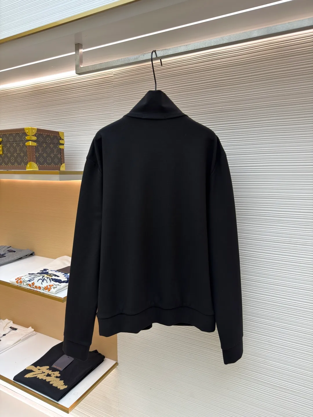 Prada triangle zipper jacket ●Original version: Purchased and developed for 22800 ●Item number: 1681210-B35 ●Fabric: photo-activated energy technology cotton fabric ●Technology: fabric washing and production ●Color: black ●Version: fitted version ●Weight: about 800 grams ●Size: S-M-L-XL ●Description: Customized photo-activated technology cotton Breathable air cotton Enjoy the cloud cotton feel Soft and waxy to the touch The main tone is deep matte black, exuding an innate sense of luxury. The iconic triangular logo is embellished on the chest pocket, highlighting the elegance and nobility of the brand. It is characterized by a square cut and a stand-up collar. It outlines the neat shoulder line and straight body. It is versatile and interprets the true connotation of high-end fashion. It uses imported special machine infrared to locate the "Prada triangle mark" for more precise positioning. It is firm and strong, and the template machine opens the bag. The preset template guides the position, shape and size of the bag opening. The accuracy ensures the quality of the bag opening effect. The fabrics are washed and have a better hand feel. They are not easy to deform, shrink or fade, and maintain long-term beauty. The overall wiring is straight and delicate, the fabric is comfortable and soft, and the color is consistent without color difference. It can be matched with the same style to create a fashionable look and control various occasions. Customized accessories, complete with three standards, same style for men and women!