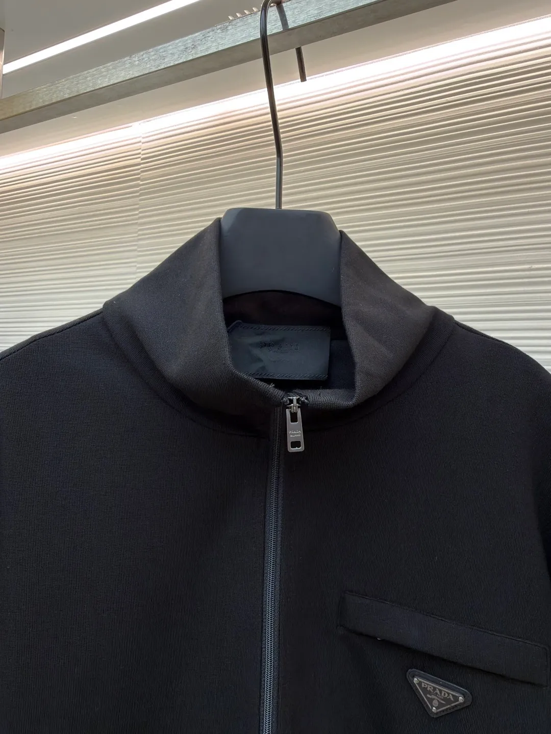 Prada triangle zipper jacket ●Original version: Purchased and developed for 22800 ●Item number: 1681210-B35 ●Fabric: photo-activated energy technology cotton fabric ●Technology: fabric washing and production ●Color: black ●Version: fitted version ●Weight: about 800 grams ●Size: S-M-L-XL ●Description: Customized photo-activated technology cotton Breathable air cotton Enjoy the cloud cotton feel Soft and waxy to the touch The main tone is deep matte black, exuding an innate sense of luxury. The iconic triangular logo is embellished on the chest pocket, highlighting the elegance and nobility of the brand. It is characterized by a square cut and a stand-up collar. It outlines the neat shoulder line and straight body. It is versatile and interprets the true connotation of high-end fashion. It uses imported special machine infrared to locate the "Prada triangle mark" for more precise positioning. It is firm and strong, and the template machine opens the bag. The preset template guides the position, shape and size of the bag opening. The accuracy ensures the quality of the bag opening effect. The fabrics are washed and have a better hand feel. They are not easy to deform, shrink or fade, and maintain long-term beauty. The overall wiring is straight and delicate, the fabric is comfortable and soft, and the color is consistent without color difference. It can be matched with the same style to create a fashionable look and control various occasions. Customized accessories, complete with three standards, same style for men and women!