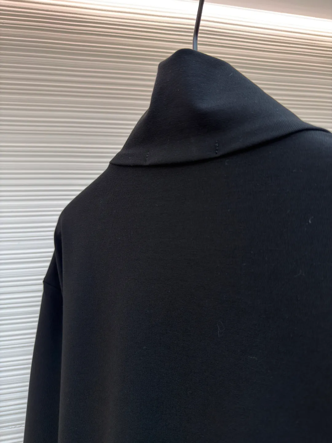 Prada triangle zipper jacket ●Original version: Purchased and developed for 22800 ●Item number: 1681210-B35 ●Fabric: photo-activated energy technology cotton fabric ●Technology: fabric washing and production ●Color: black ●Version: fitted version ●Weight: about 800 grams ●Size: S-M-L-XL ●Description: Customized photo-activated technology cotton Breathable air cotton Enjoy the cloud cotton feel Soft and waxy to the touch The main tone is deep matte black, exuding an innate sense of luxury. The iconic triangular logo is embellished on the chest pocket, highlighting the elegance and nobility of the brand. It is characterized by a square cut and a stand-up collar. It outlines the neat shoulder line and straight body. It is versatile and interprets the true connotation of high-end fashion. It uses imported special machine infrared to locate the "Prada triangle mark" for more precise positioning. It is firm and strong, and the template machine opens the bag. The preset template guides the position, shape and size of the bag opening. The accuracy ensures the quality of the bag opening effect. The fabrics are washed and have a better hand feel. They are not easy to deform, shrink or fade, and maintain long-term beauty. The overall wiring is straight and delicate, the fabric is comfortable and soft, and the color is consistent without color difference. It can be matched with the same style to create a fashionable look and control various occasions. Customized accessories, complete with three standards, same style for men and women!